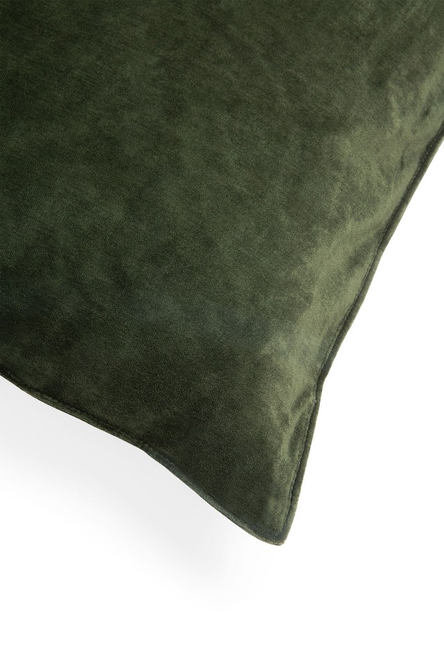 Nahaufnahme des Ethnicraft Velvet Kissens 60x40 cm in Olivgrün, weicher Samtstoff für Wohnzimmer und Schlafzimmer.