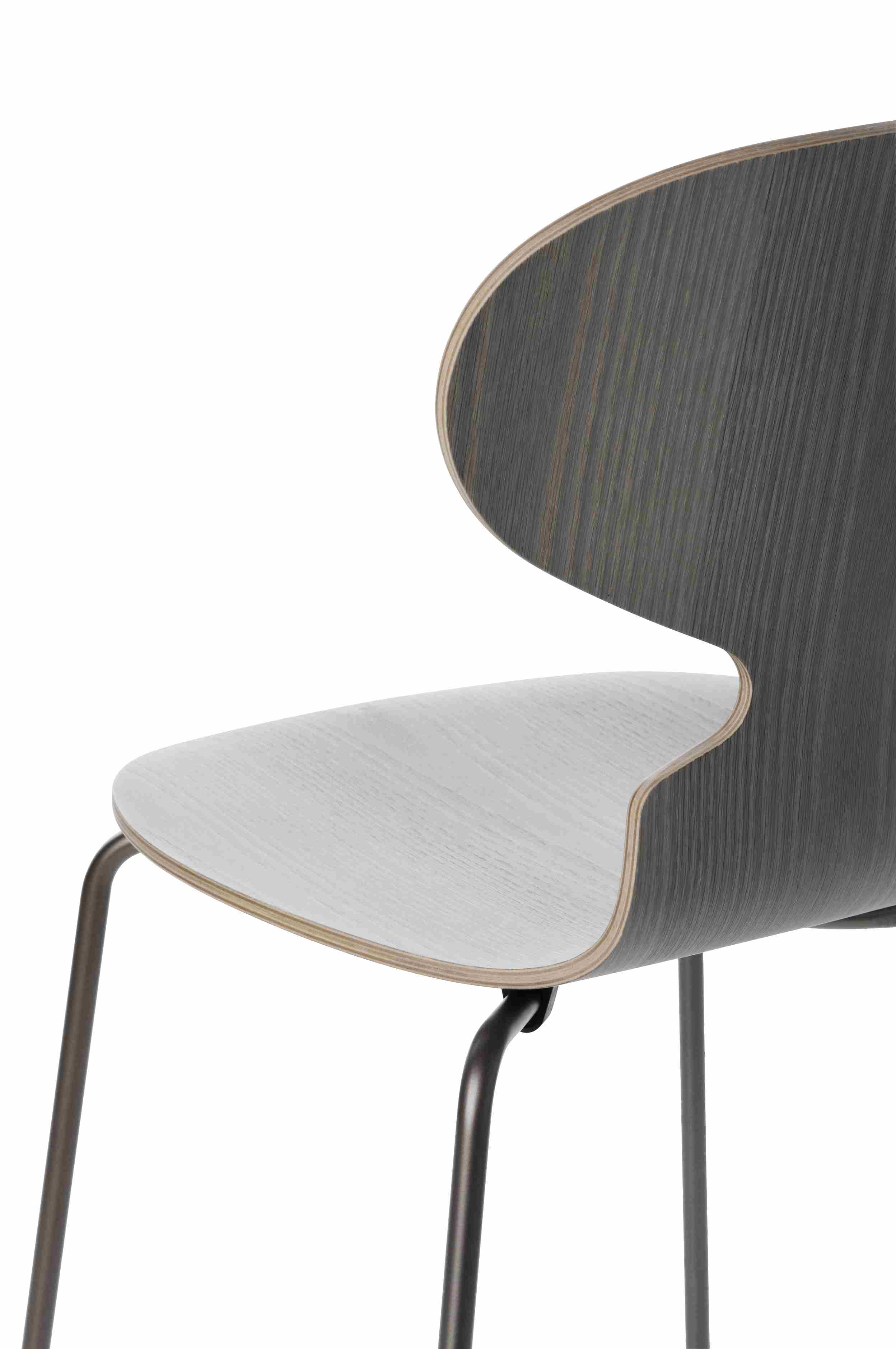 Detailaufnahme des Fritz Hansen "Die Ameise" Stuhls mit grauem Holzfurnier und vierbeinigen Metallgestell.