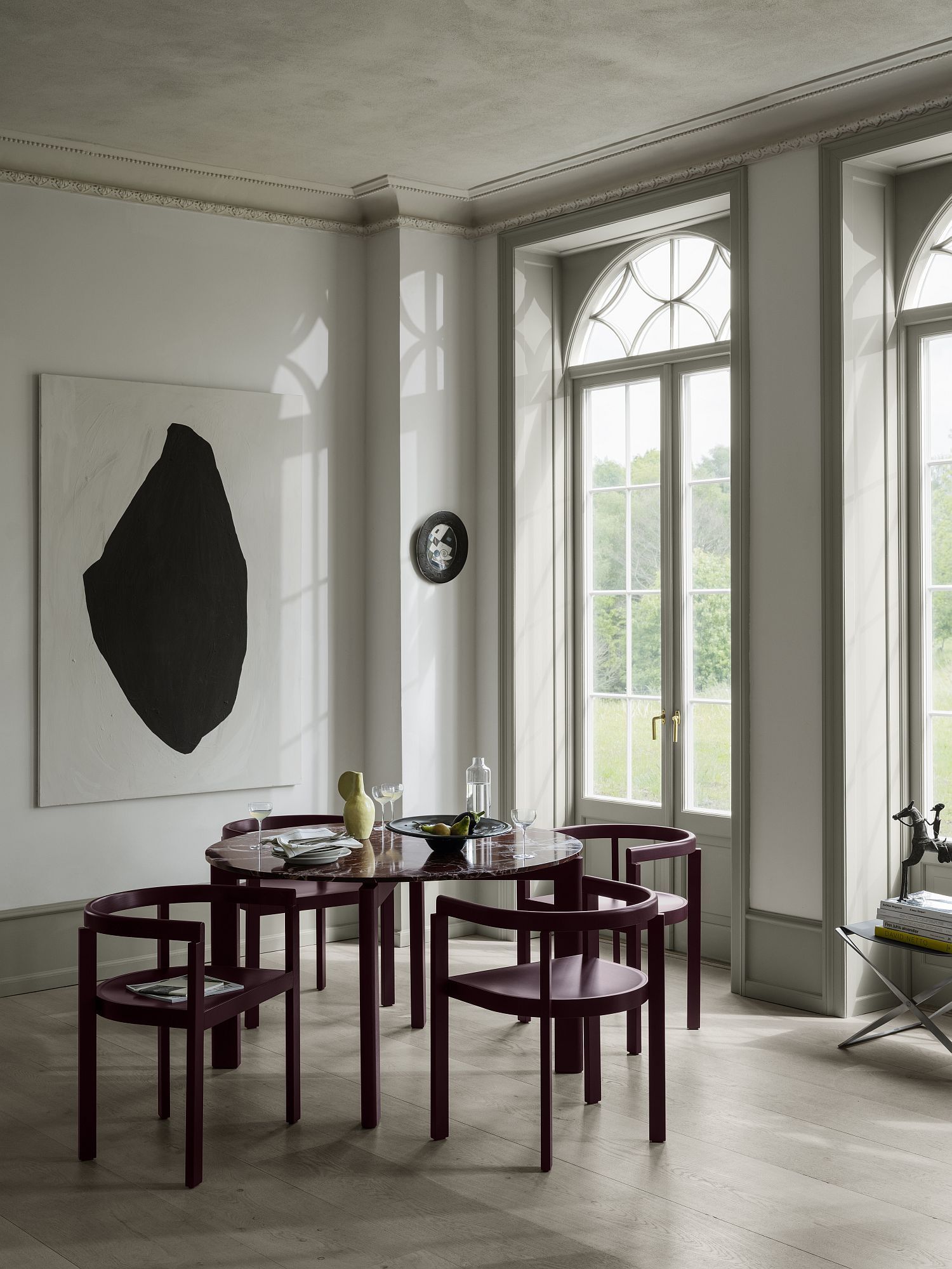 Eleganter runder Esstisch von Fritz Hansen mit Marmorplatte und passenden Stühlen in stilvollem Ambiente.