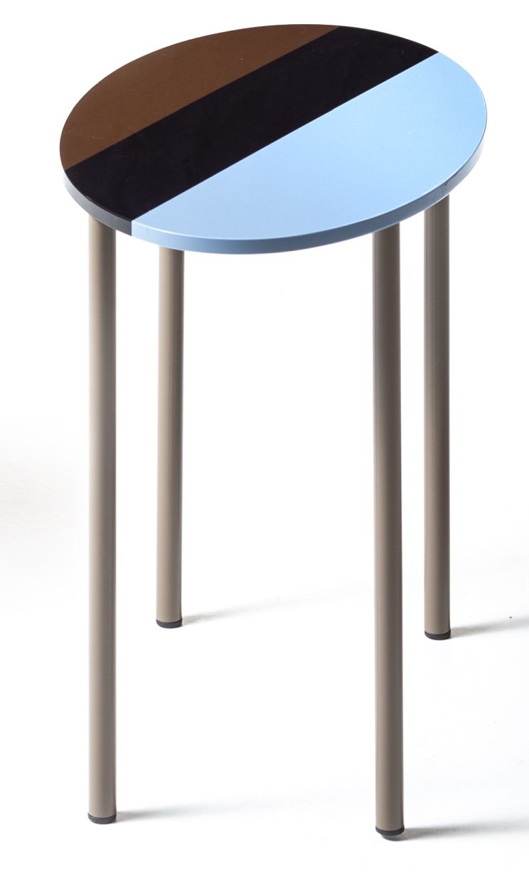 Ovaler Beistelltisch "Fishbone" von Moroso mit farbigem Muster und schlanken Beinen.