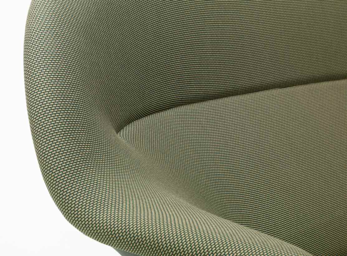 Detailaufnahme des Abalon Sofas von Vitra mit grünem Stoffbezug und feiner Textur.