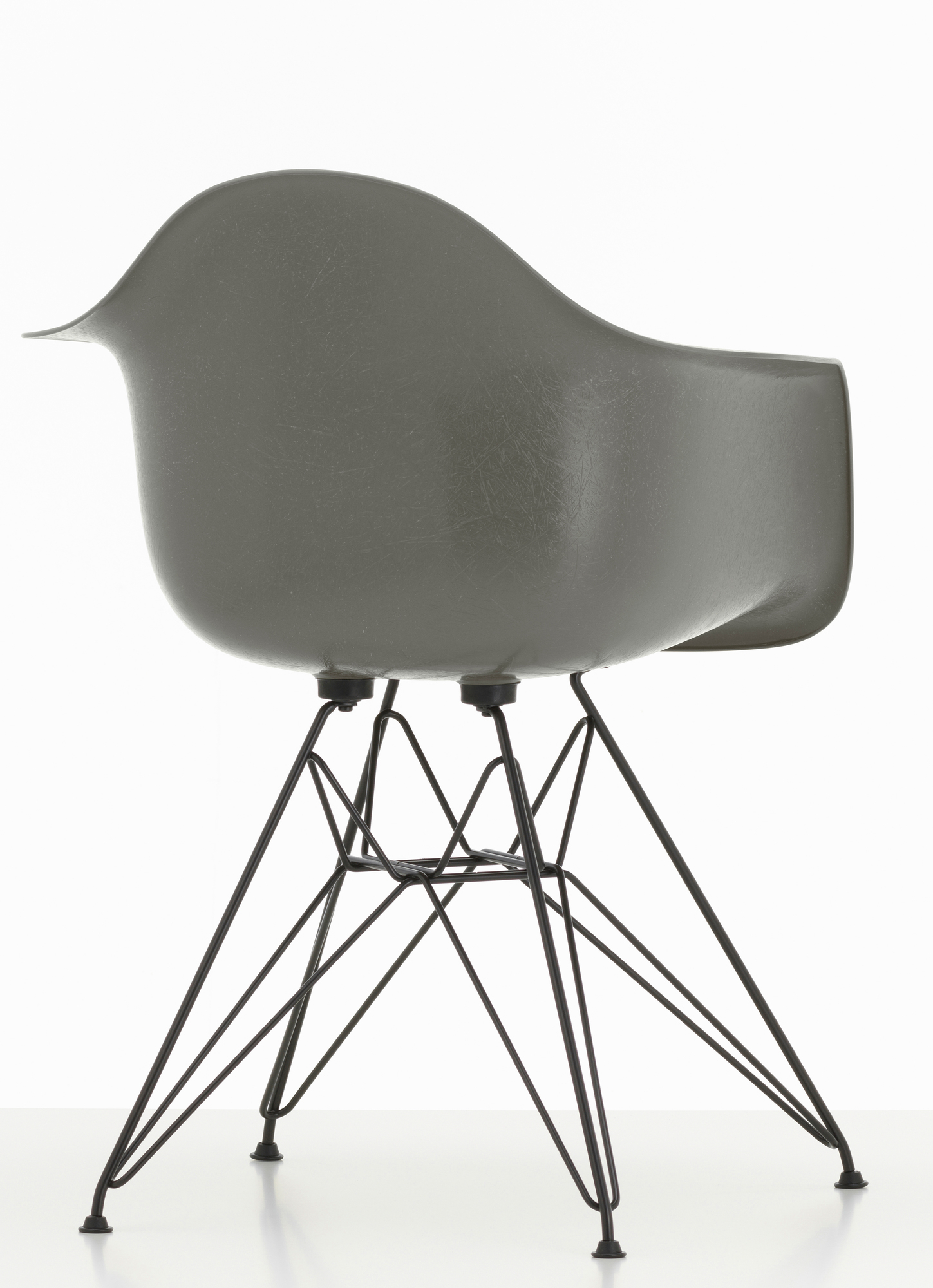 Grauer Eames Fiberglass Arm Chair DAR Stuhl von Vitra mit schwarzem Eiffelturm-Untergestell.