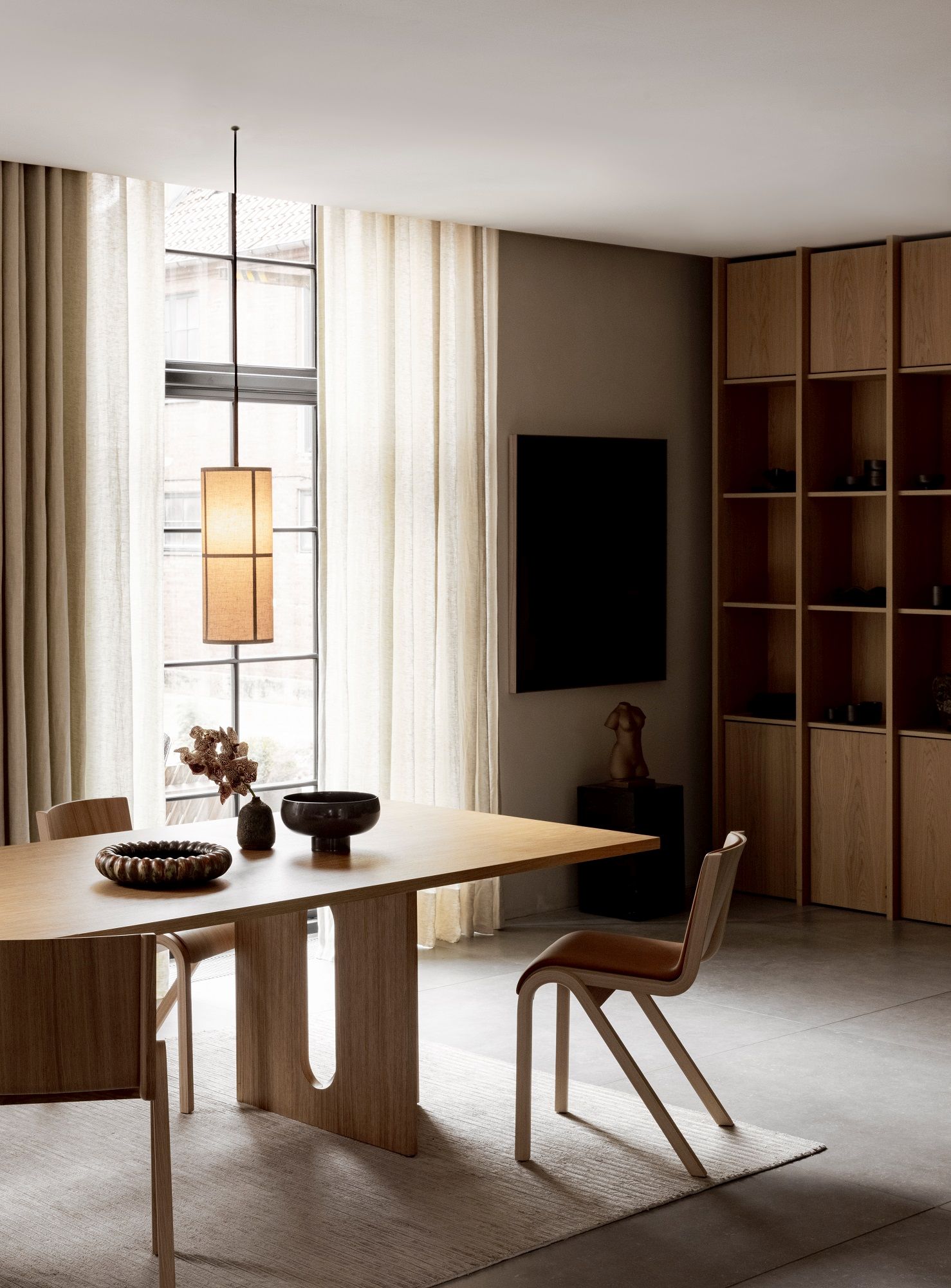 Audo Copenhagen Ready Dining Chair mit Vollpolsterung am Esstisch in stilvollem Interieur.