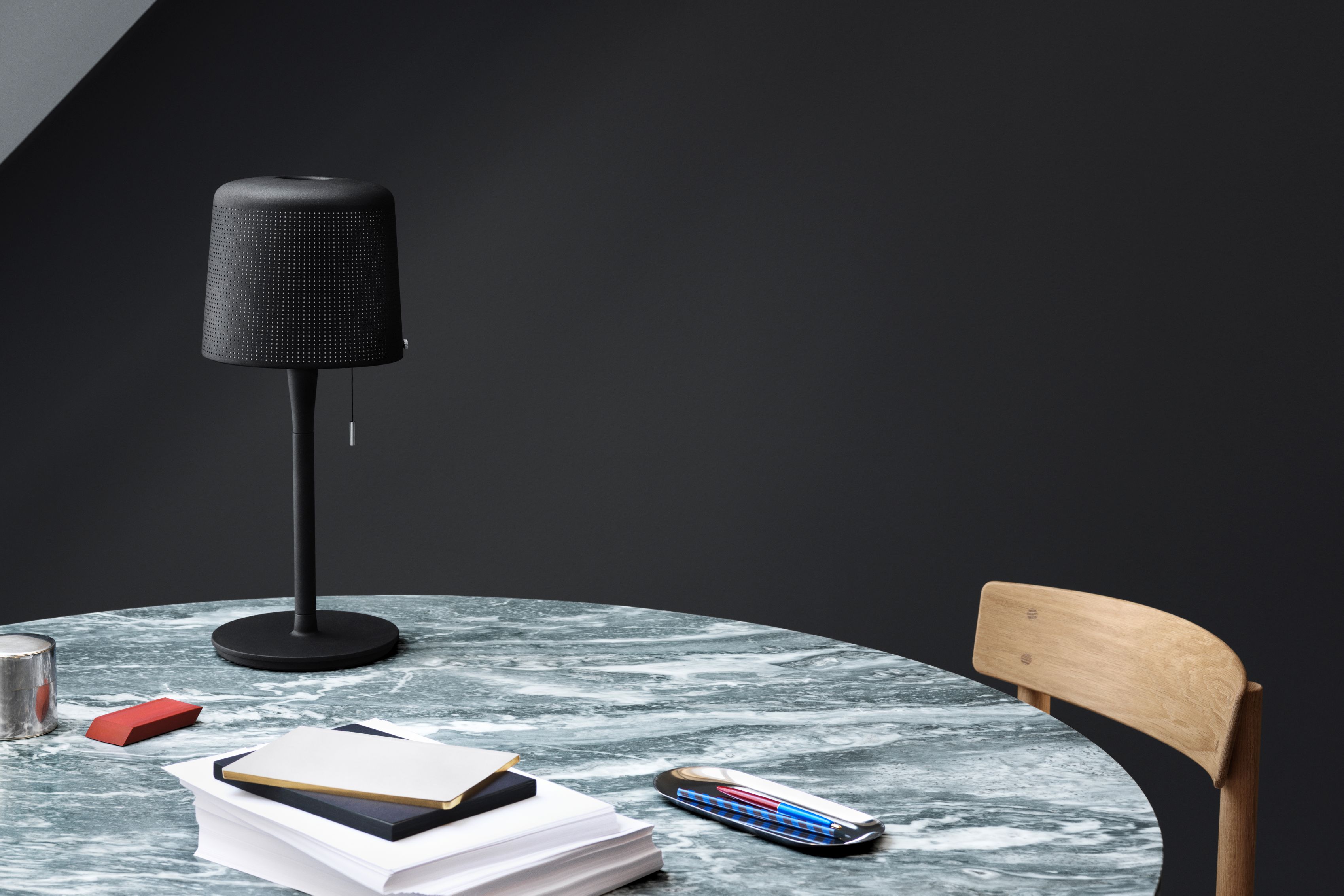 Schwarze Vipp Tischleuchte auf Marmortisch mit Büroartikeln, stilvolles Design für Arbeitszimmer und Wohnbereich.