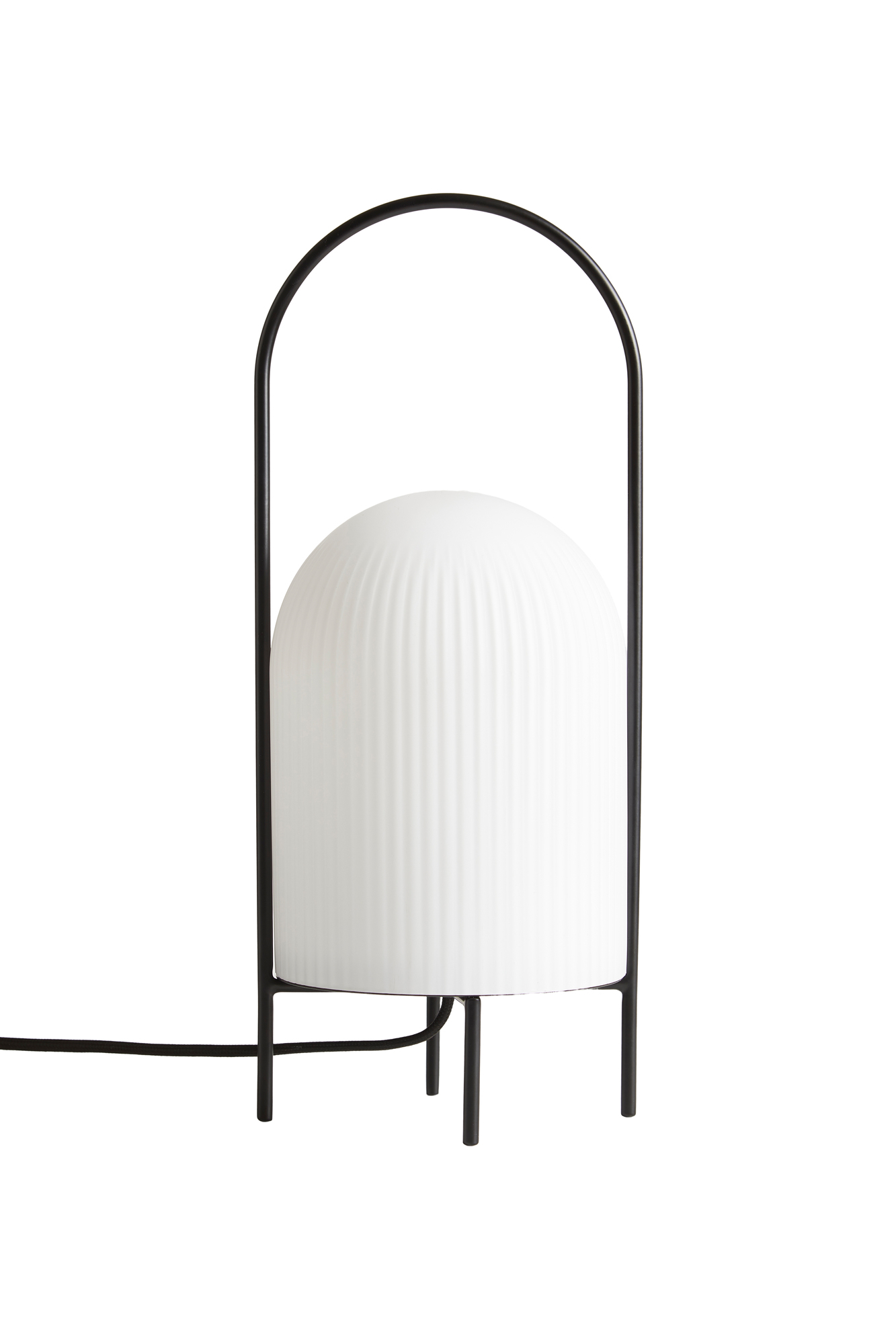 GHOST Tischleuchte von Woud: Moderne Nachttischlampe mit geripptem, weißem Lampenschirm und schwarzem Metallgestell.