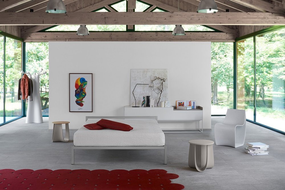 Helles Schlafzimmer mit MDF Italia Aluminium Bed Bett, Beistelltischen, Teppich und Kunst.