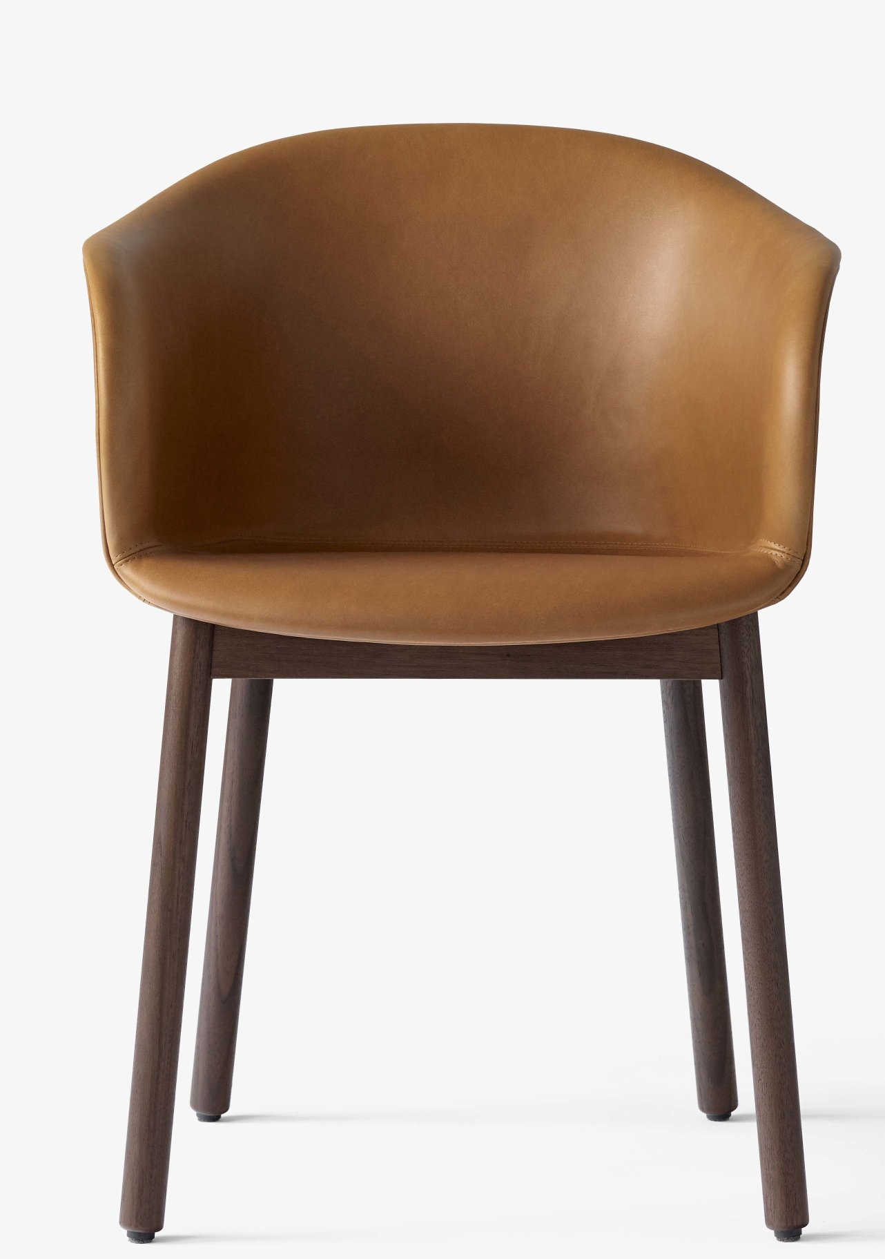 Eleganter Elefy Lounge Sessel von AndTradition mit braunem Lederbezug und dunklem Holzgestell, Frontansicht.