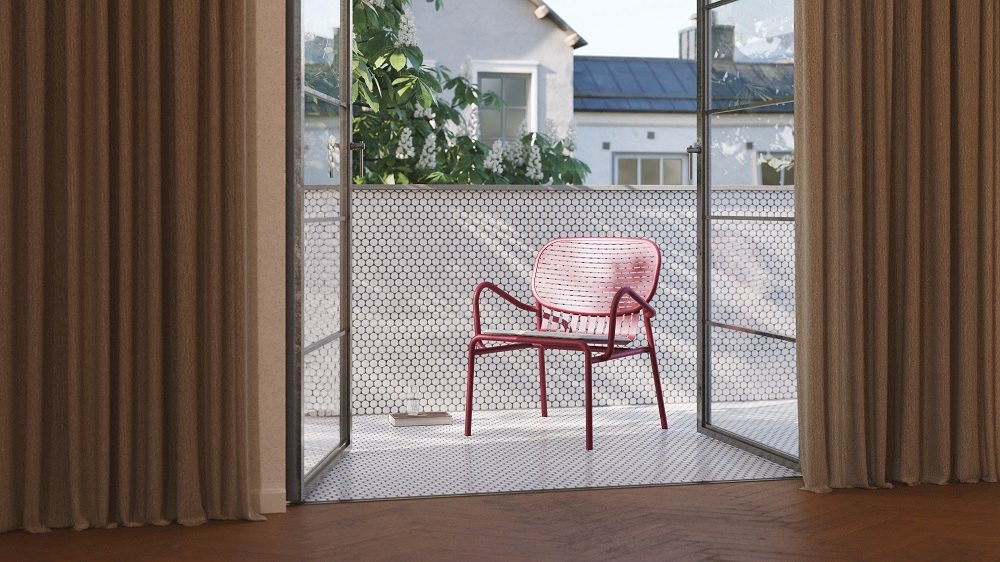 Week-End Garden Armchair Sessel von Petite Friture in Weiß auf einem Balkon mit Mosaikfliesen.