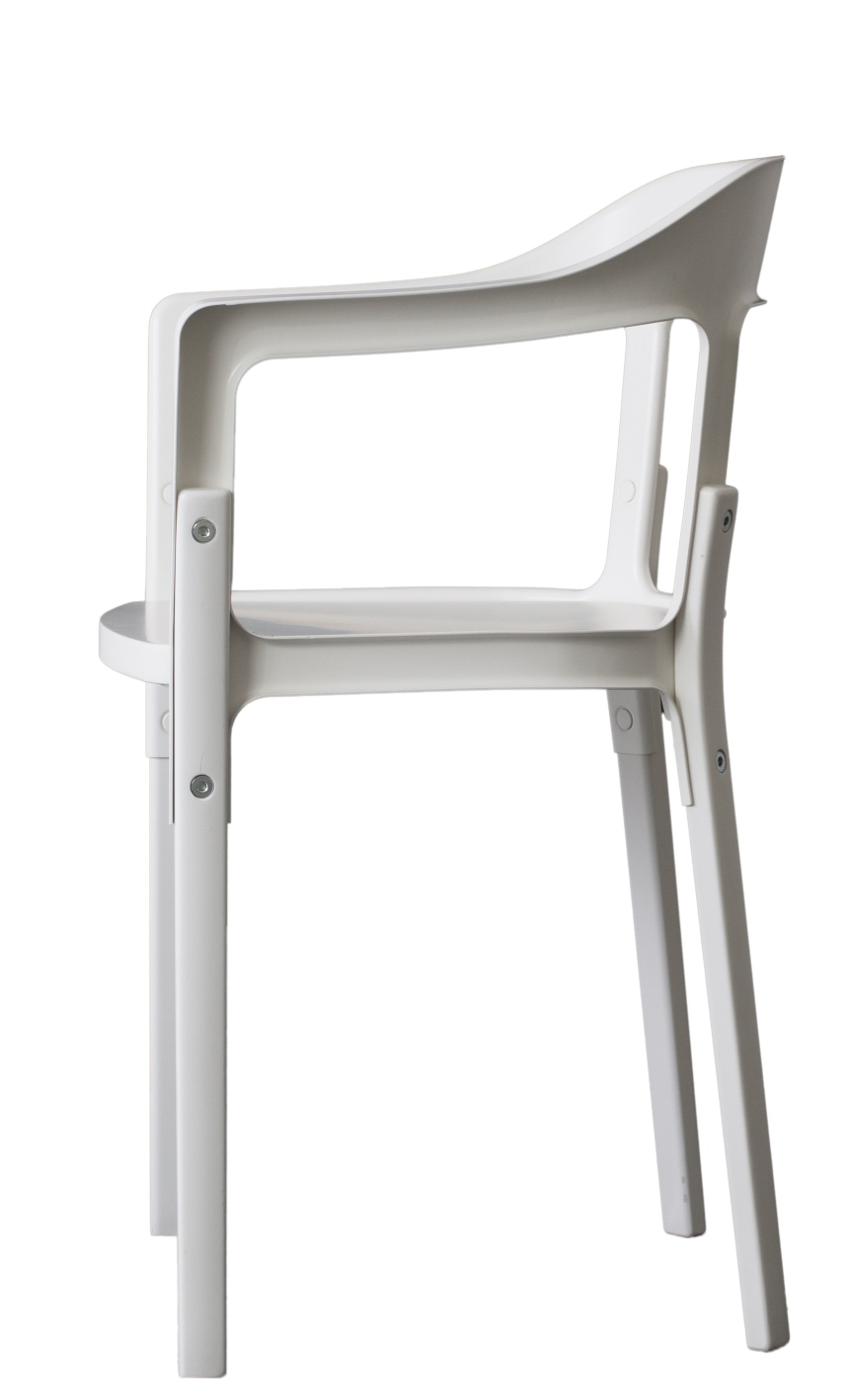 Detailaufnahme des weißen Magis Steelwood Chair Stuhls mit Armlehne, moderner Designstuhl für Esszimmer und Wohnbereich.