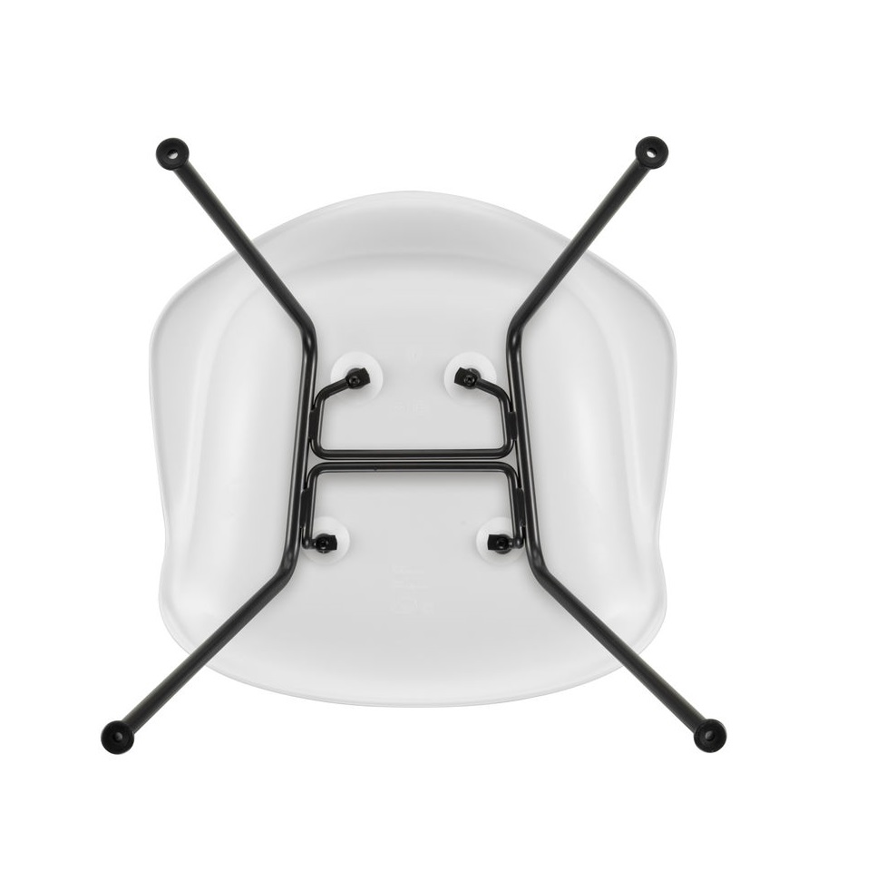 Detailansicht der Unterseite eines weißen Eames Plastic Arm Chair DAX Stuhls von Vitra mit schwarzem Metallgestell.
