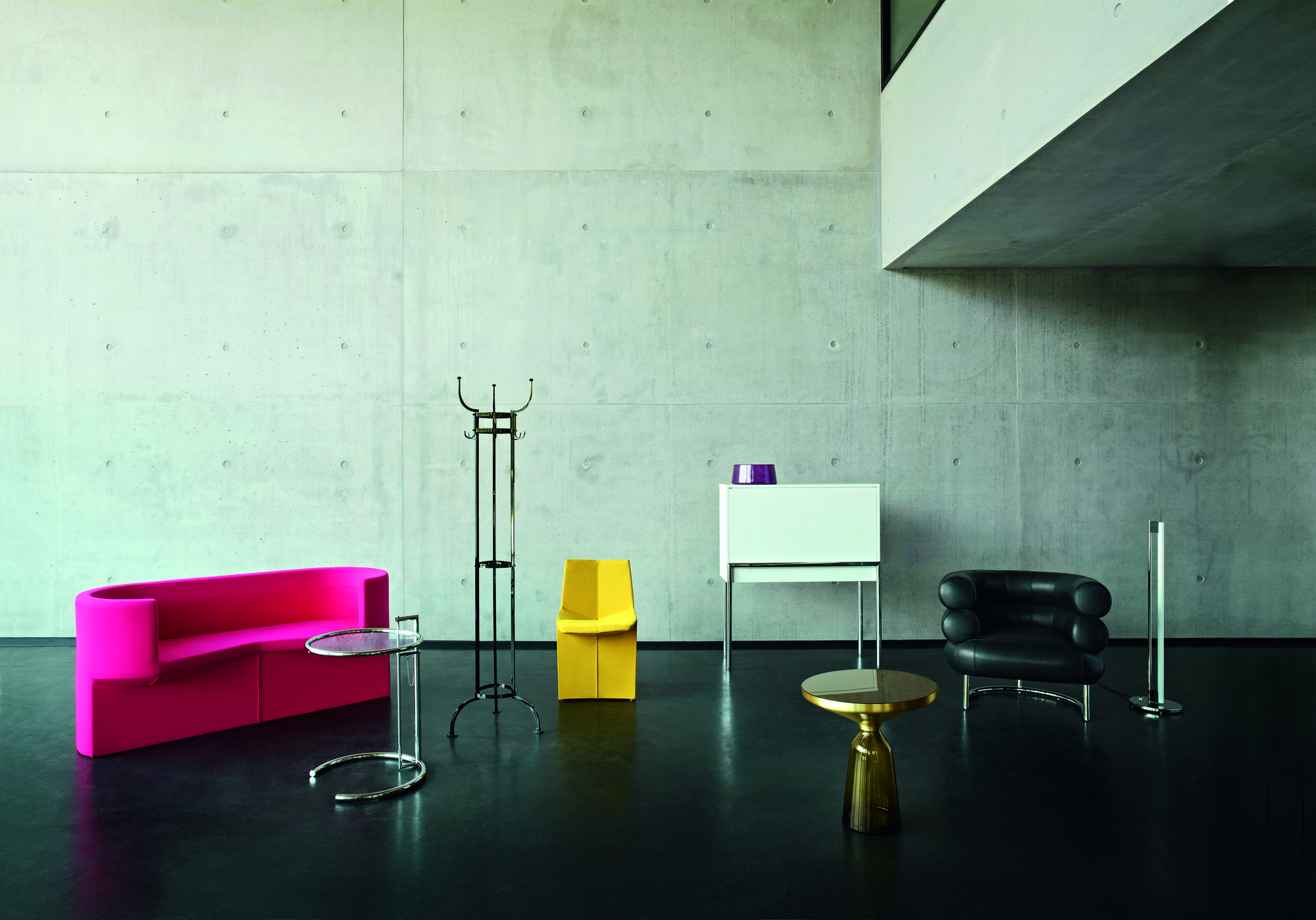 Bell Side Table Beistelltisch Messing ClassiCon im modernen Wohnzimmer mit Sofa, Sessel und Kleiderständer.