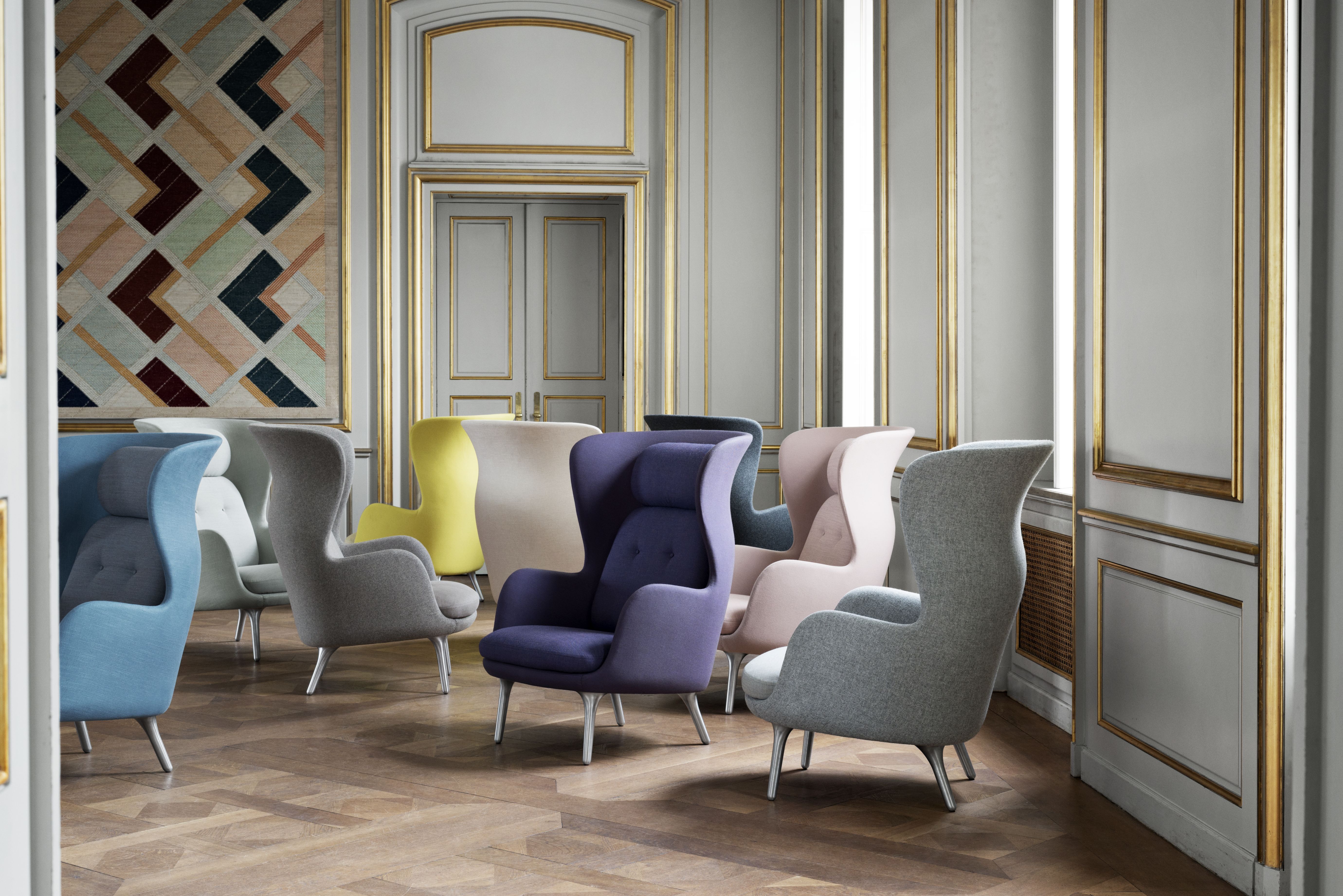 Farbige Ro Sessel von Fritz Hansen aus Holz in einem eleganten Raum mit Parkettboden.