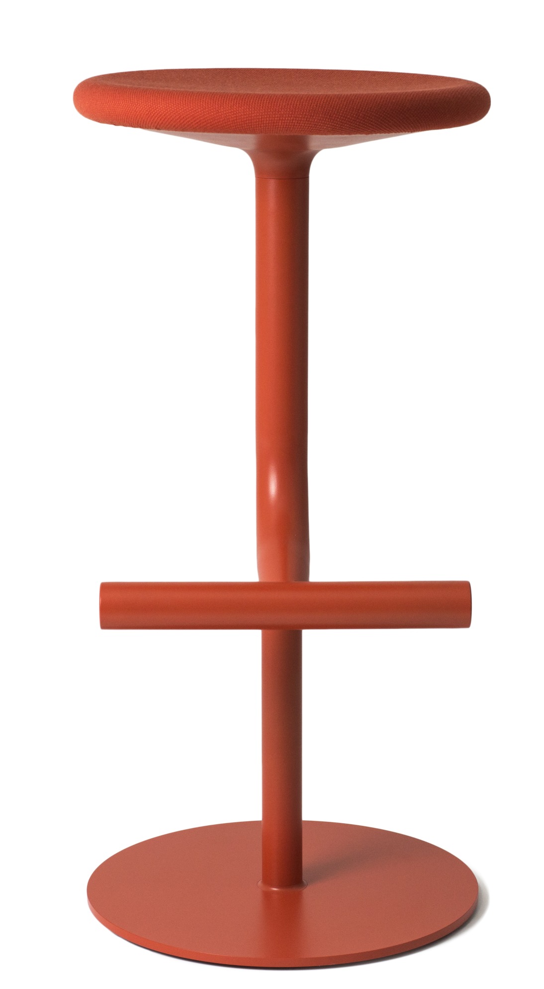 Roter Tibu Stool Hocker von Magis mit Fußstütze und runder Sitzfläche vor weißem Hintergrund.