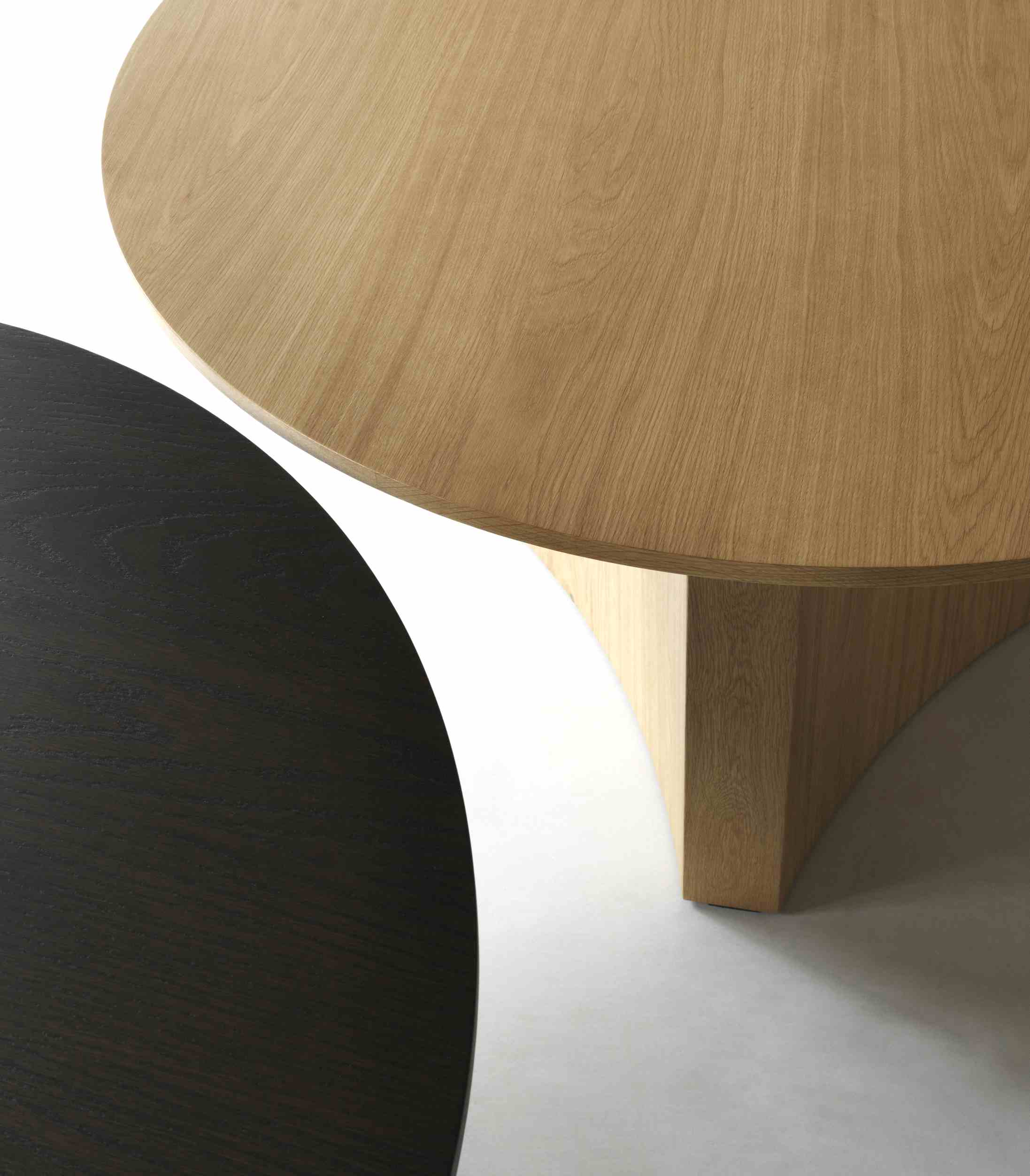 Detailaufnahme von zwei Bue Table Esstischen von Normann Copenhagen in Eiche und Schwarz.