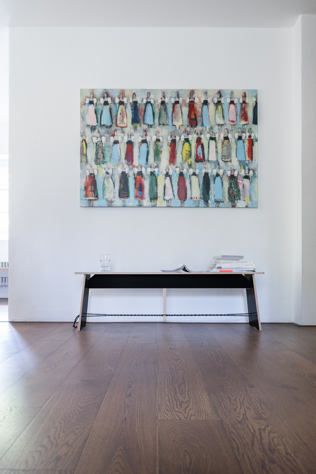 Langer Max Sitzbank 90 cm von Nils Holger Moormann im modernen Interieur mit Kunstwerk.