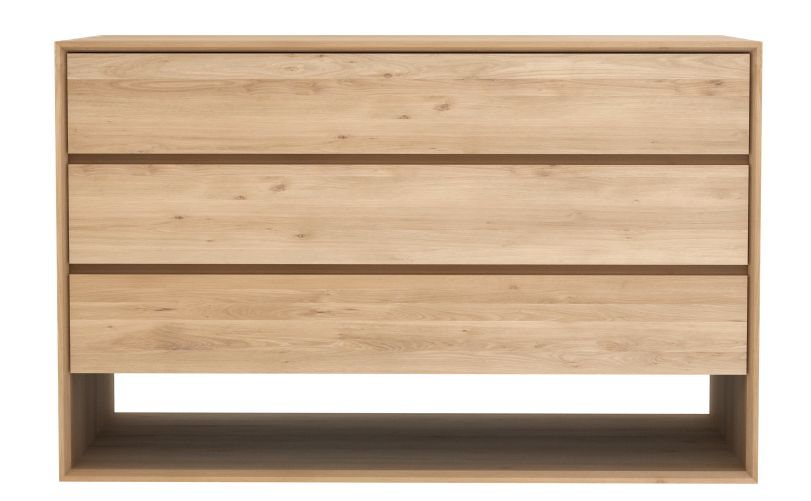 Ethnicraft Nordic Kommode aus Eiche mit drei Schubladen und minimalistischem Design für Schlafzimmer.
