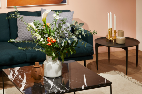 Planner Couchtisch von Fritz Hansen mit Marmorplatte, kombiniert mit Sofa und Dekoration im Wohnzimmer.