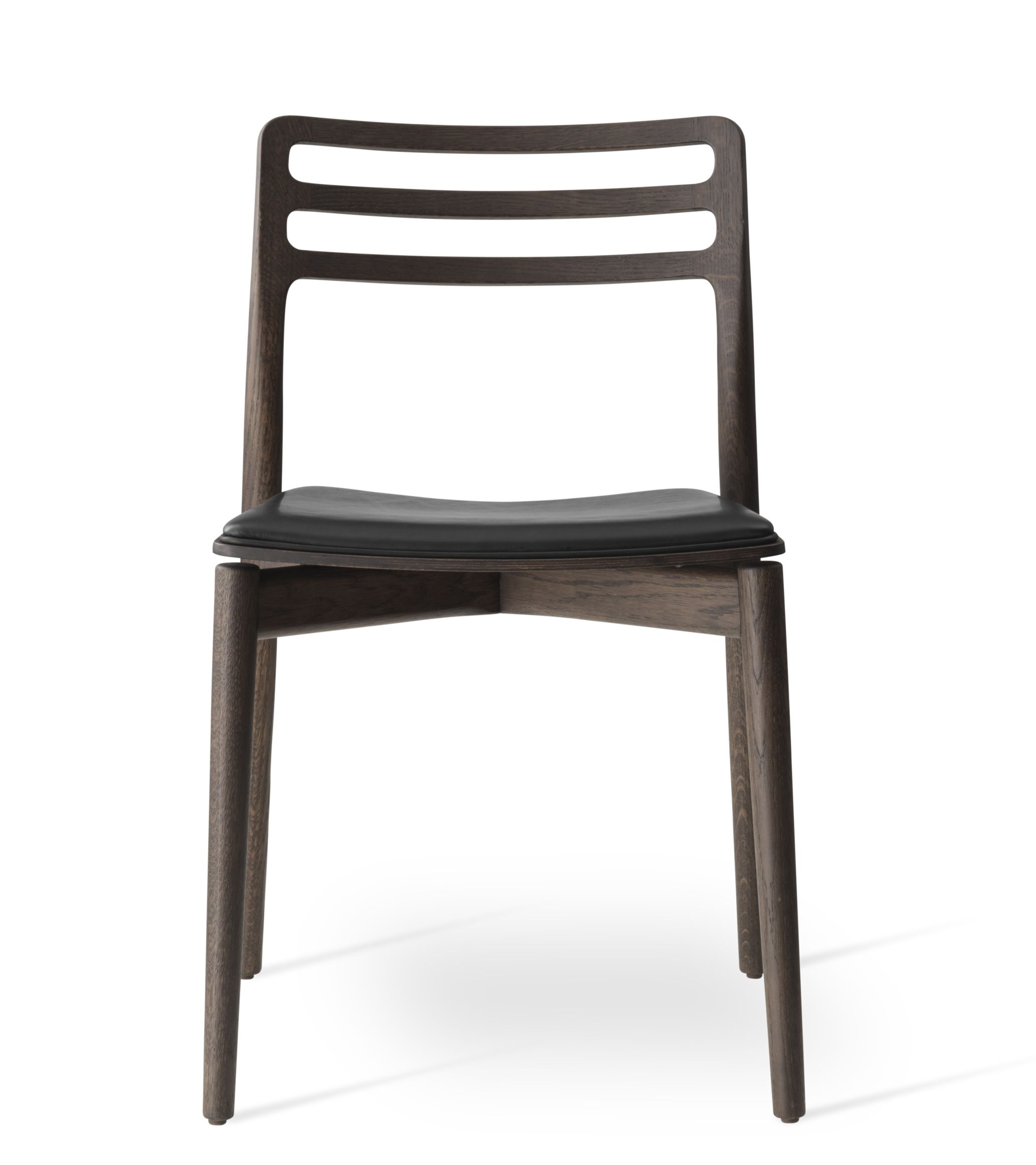 Vorderansicht des Cabin Stuhls von Vipp: Dunkles Holz, schwarze Sitzfläche, minimalistisches Design.