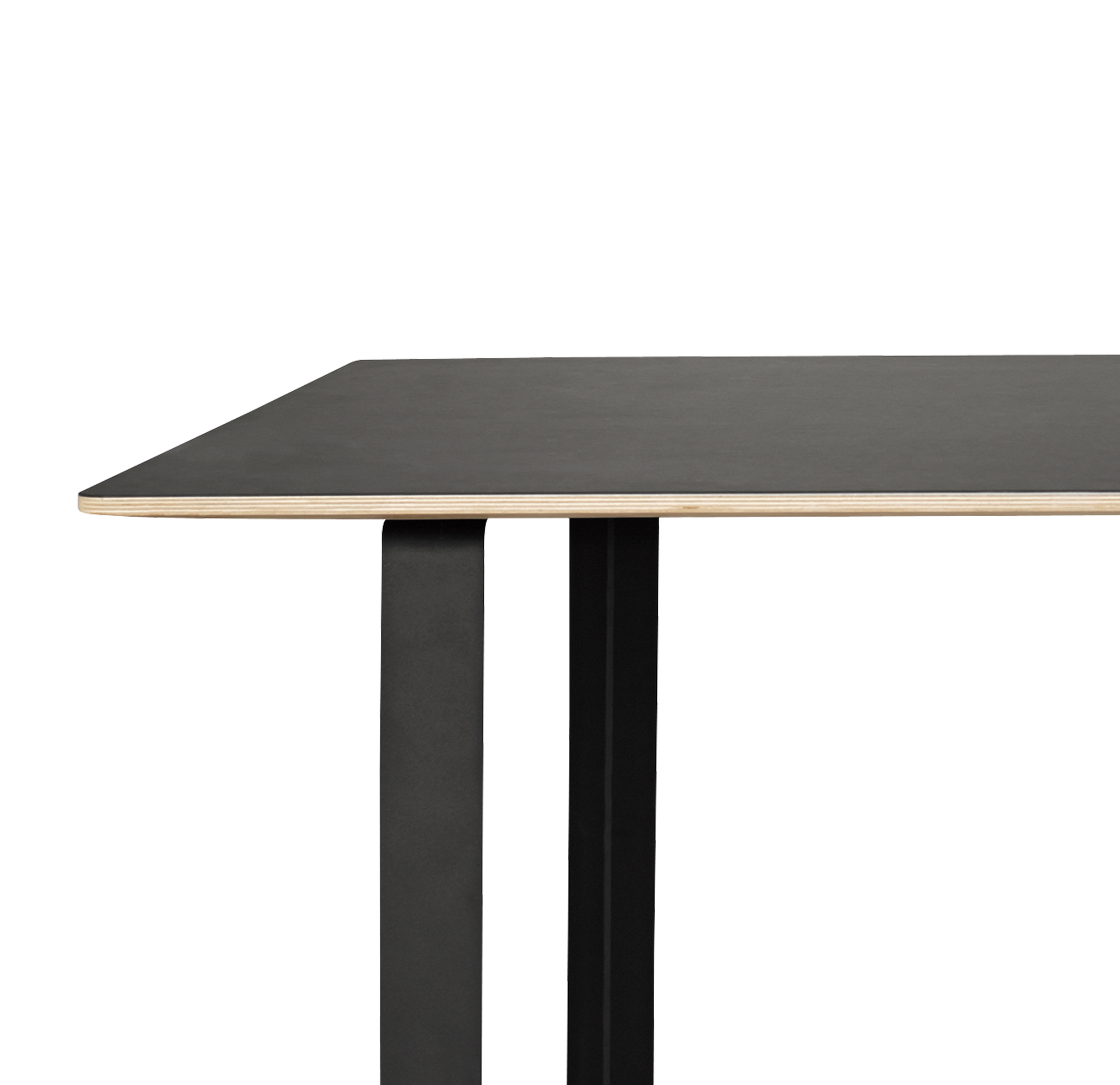 Detailaufnahme des Muuto 70/70 Table Tisches mit schwarzer Tischplatte und minimalistischen, schwarzen Tischbeinen.