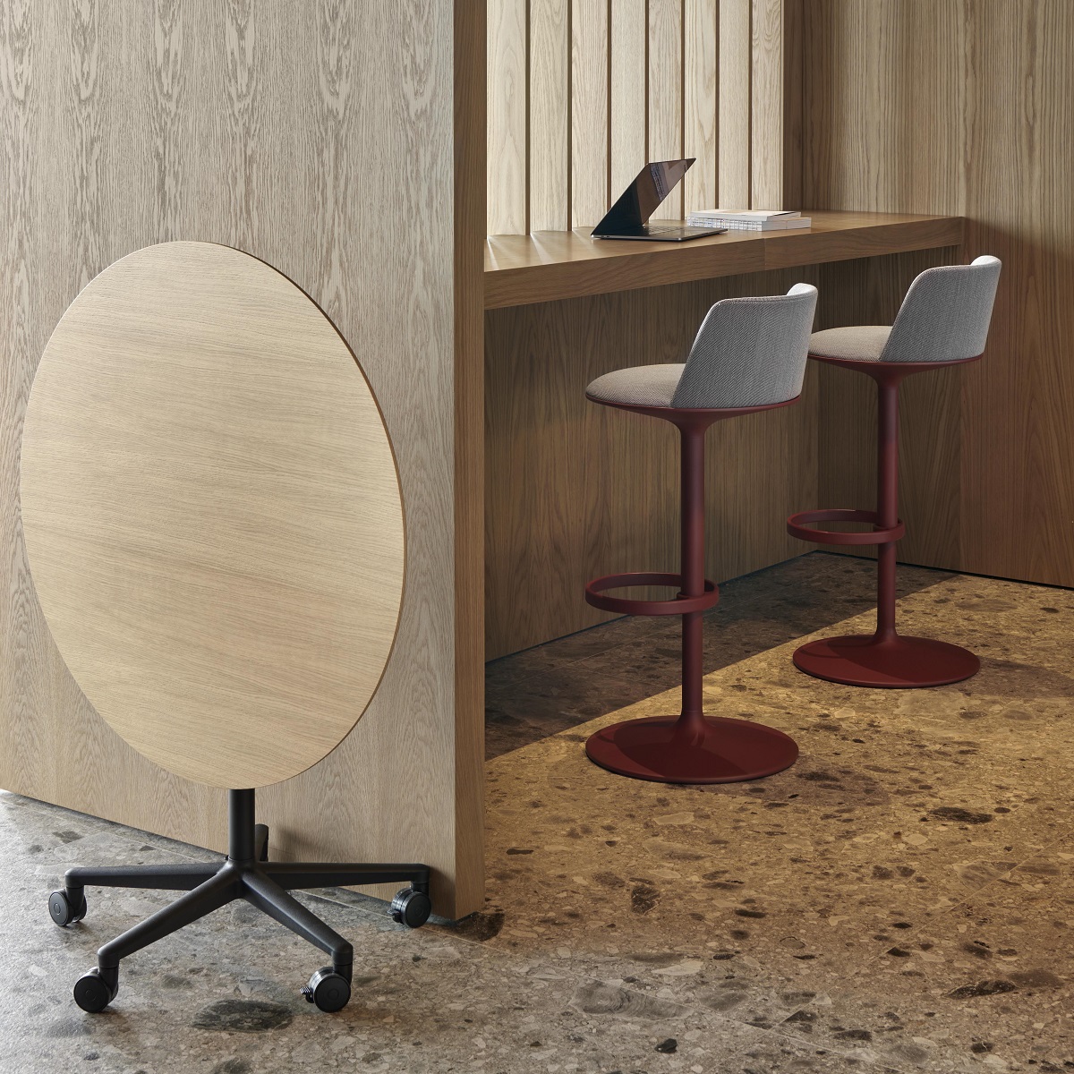 Hula BQ2965 Barhocker von Andreu World mit grauem Sitz und rotem Gestell.