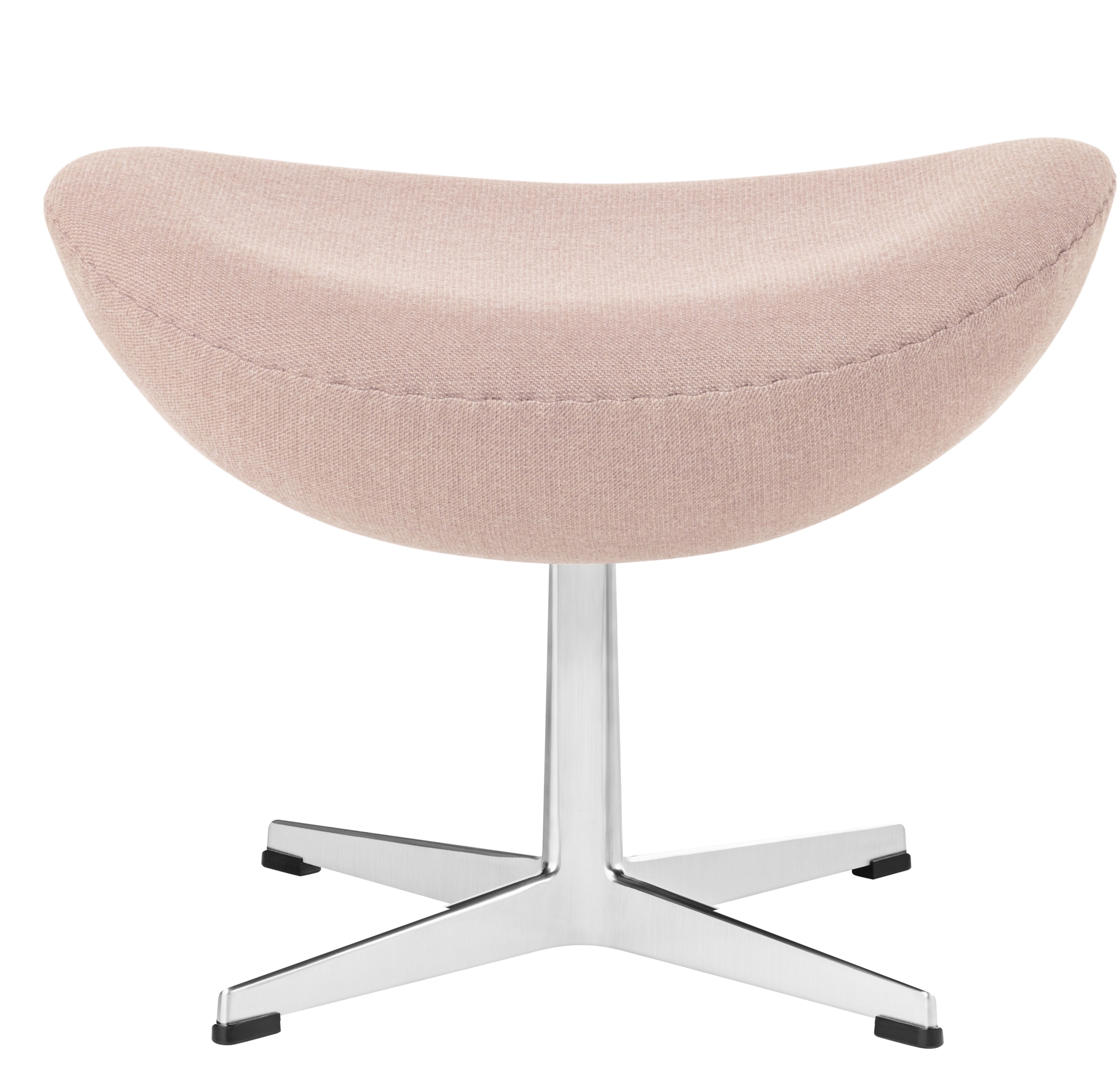 Beiger Egg Chair Hocker von Fritz Hansen mit Chromfuß und Stoffbezug.