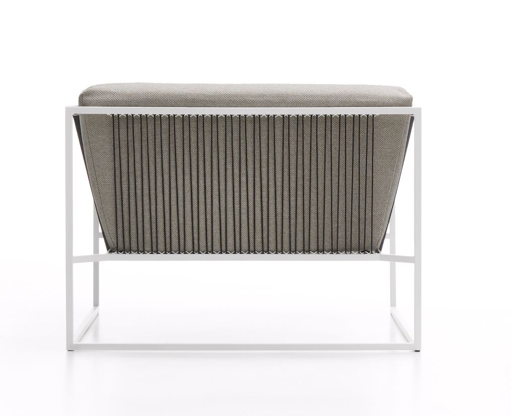 Arpa Sessel von MDF Italia, Outdoor Sitzmöbel mit weißem Rahmen und grauer Polsterung.