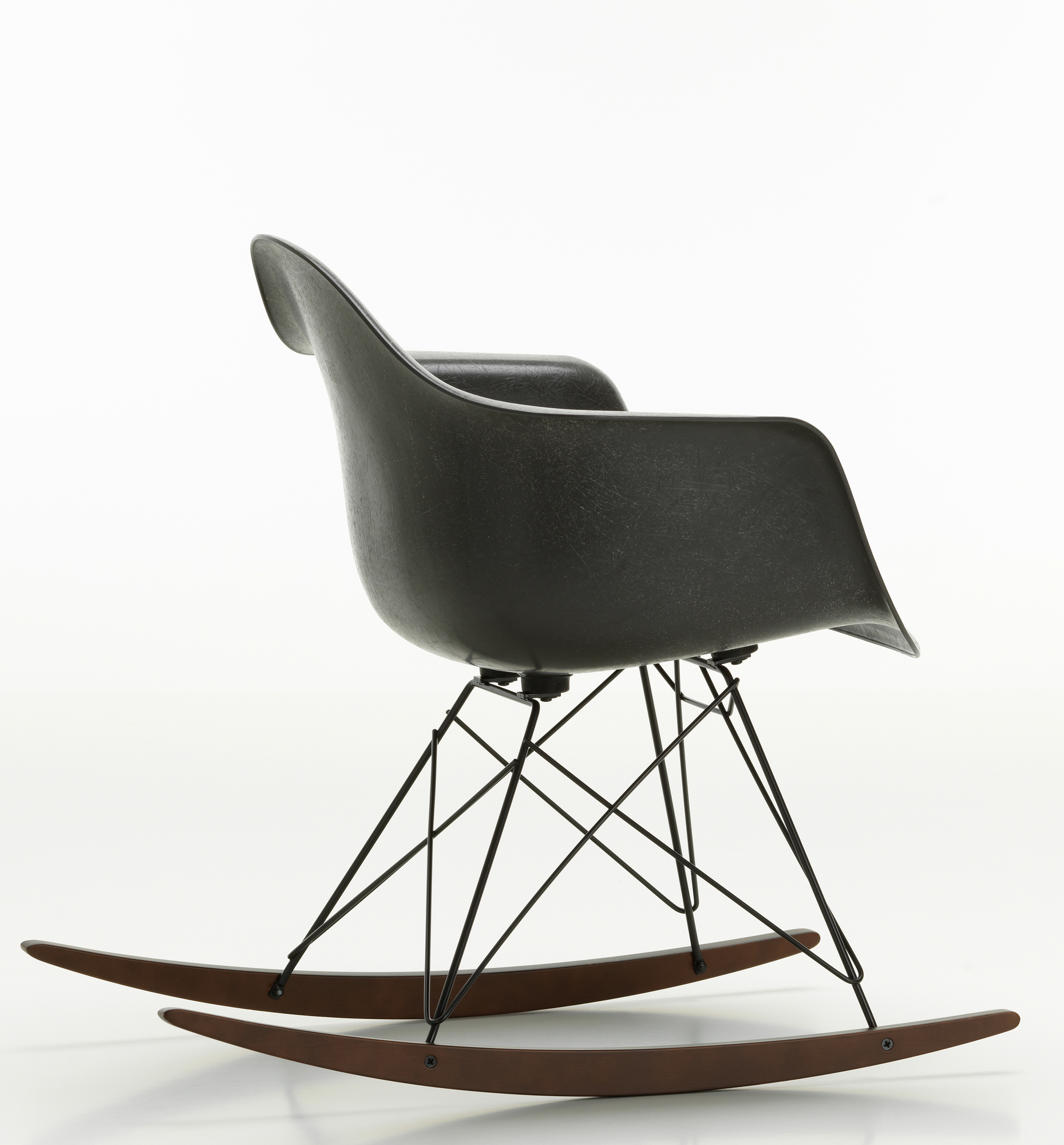 Schwarzer Eames Schaukelstuhl mit Armlehnen, Fiberglass Sitzschale und Holz-Kufen. Designklassiker für Wohnzimmer.