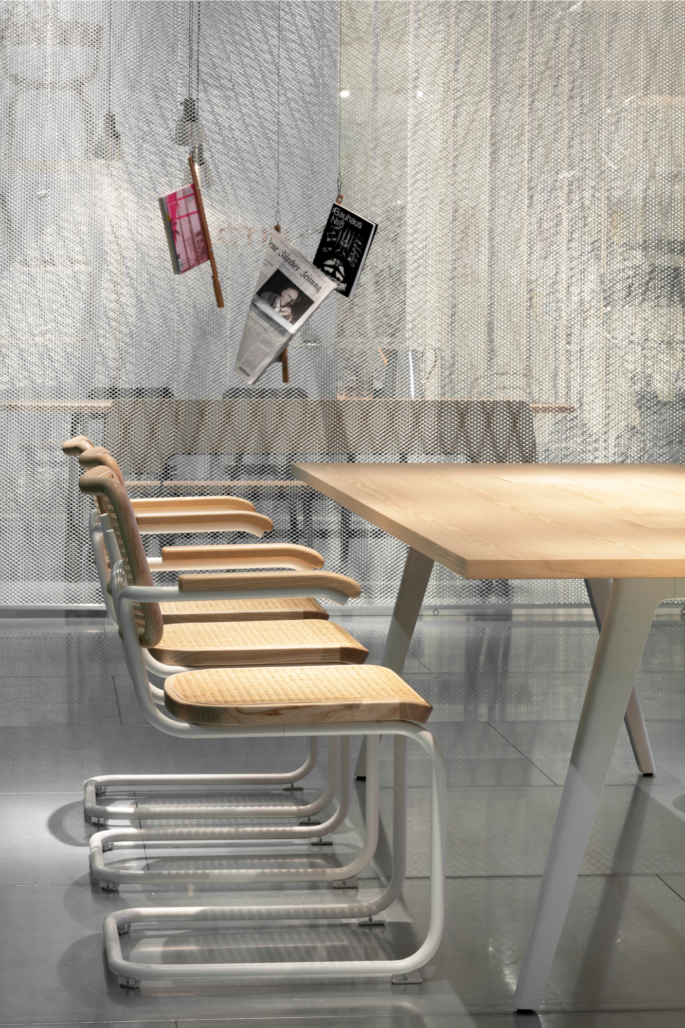 Detailaufnahme des Thonet 1500 Tisches mit Holzplatte und passenden Stühlen mit Wiener Geflecht.