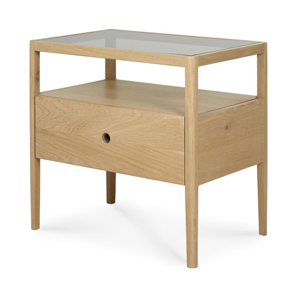 Spindle Nachttisch von Ethnicraft aus Eiche mit Schublade und Glasablage, modernes Schlafzimmermöbel.