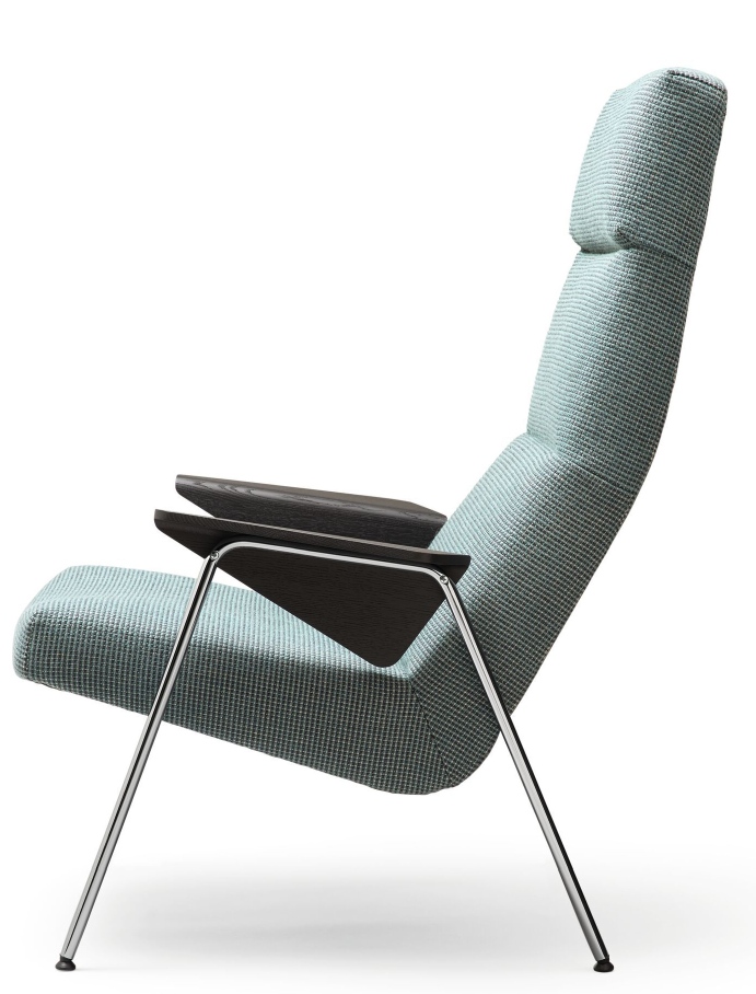 Walter Knoll Sessel 367/368 Votteler Chair, hellblau melierter Stoffbezug, dunkle Armlehnen und filigrane Füße aus Chrom.