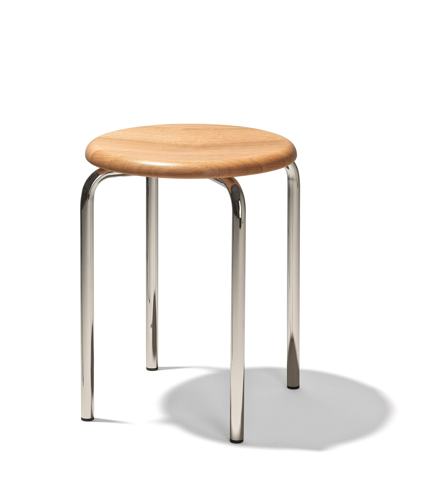 Tom Stapelhocker von Richard Lampert, Hocker aus Holz und Stahl, Sitzfläche naturfarben.