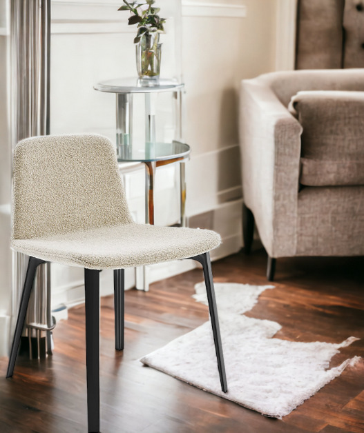 KN07 Stuhl von Knoll International mit beigem Stoffbezug und schwarzen Beinen im modernen Wohnzimmer.