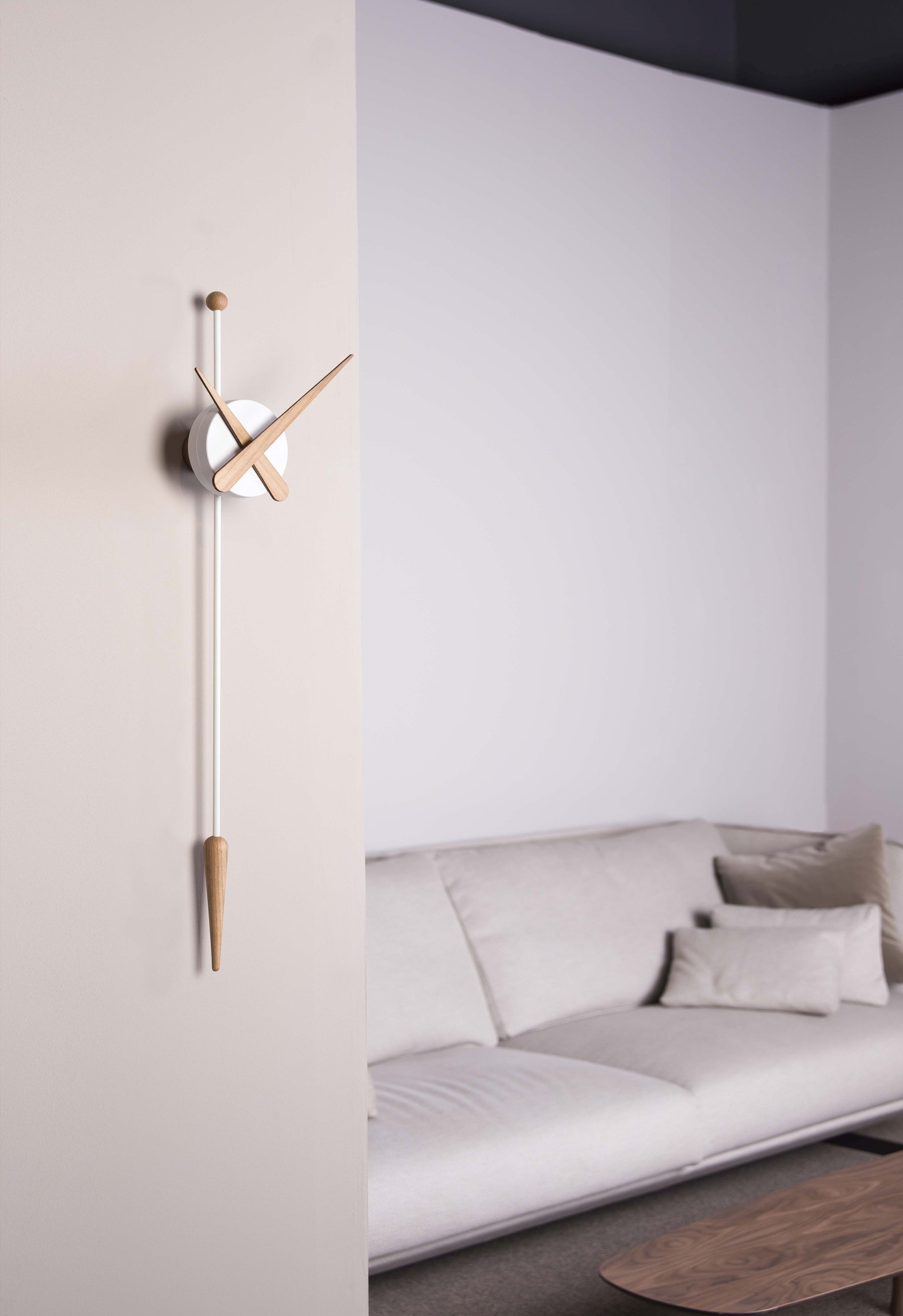 Weiße Wanduhr mit Eichenholz-Akzenten, Modell Punta von Nomon, modernes Design für Wohnzimmer.