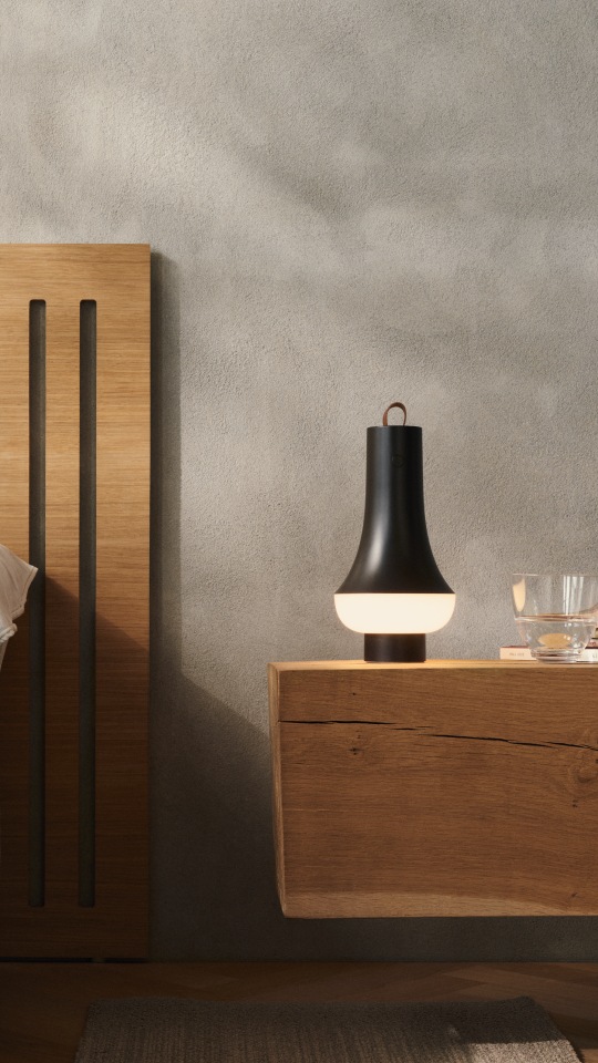 Tomoshi Akkuleuchte in Dunkelbraun auf Nachttisch aus Holz, modernes Design für Schlafzimmerbeleuchtung.