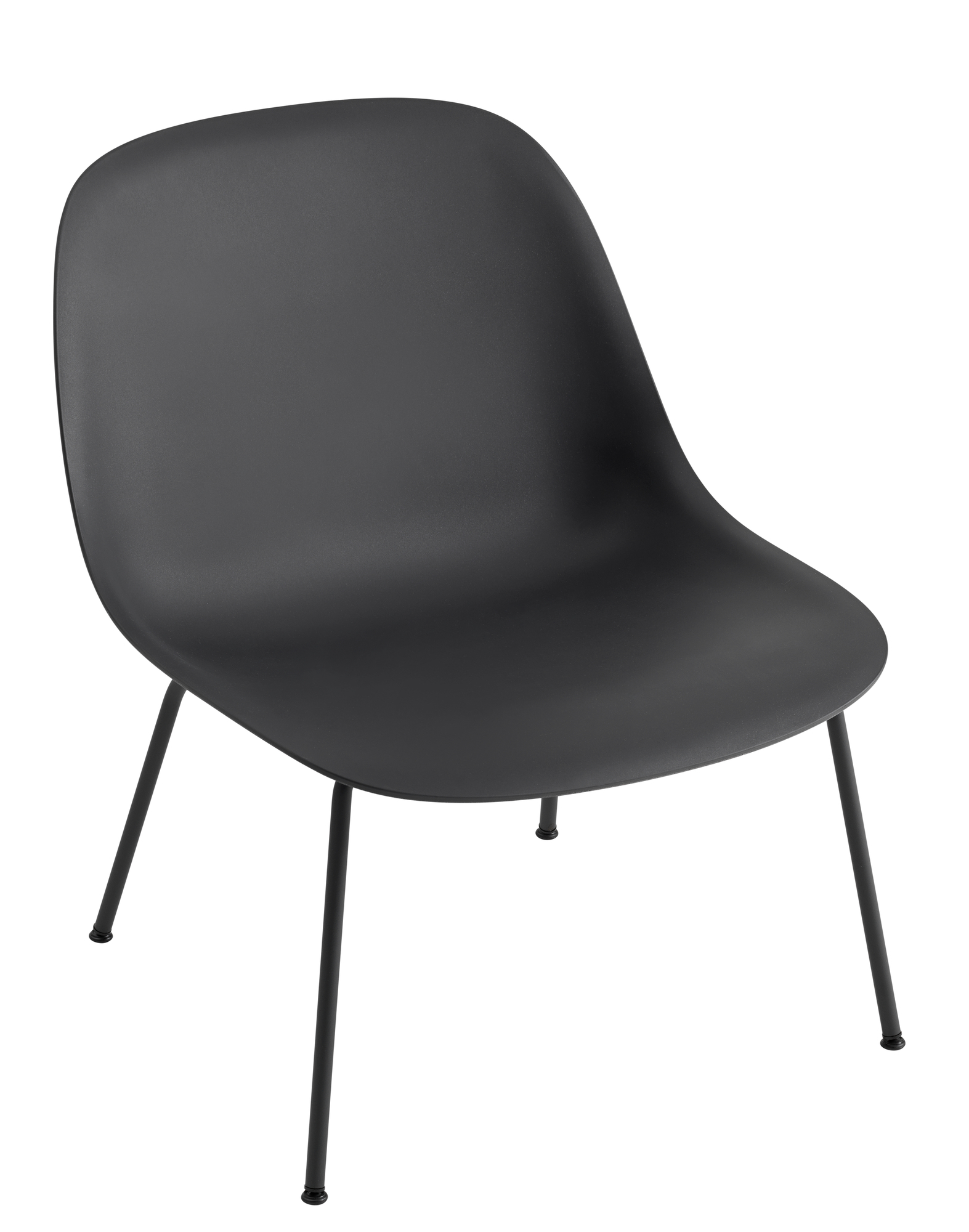 Schwarzer Fiber Lounge Chair von Muuto mit minimalistischem Design und Stahlrohrgestell, freigestellt auf weißem Hintergrund.