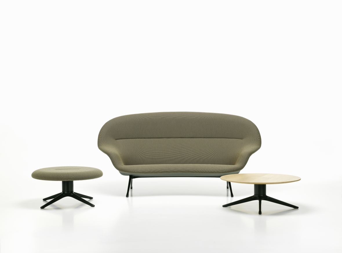 Vitra Abalon Platform Ottoman mit Sofa und Tisch in Beige auf weißem Hintergrund.