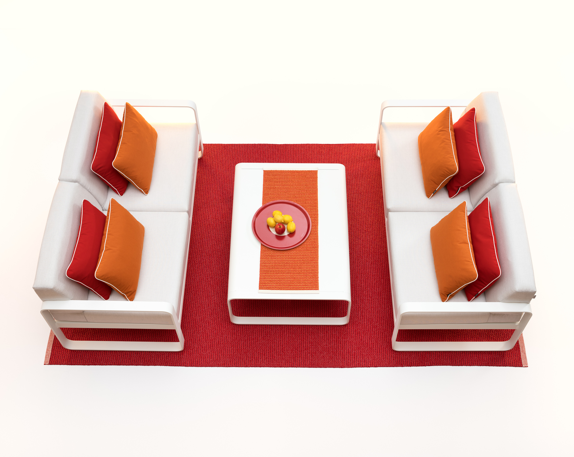 Pappelina Mono Kunststoffteppich 180x220 cm in Rot, mit weißen Sofas und Tisch. Outdoor Teppich.