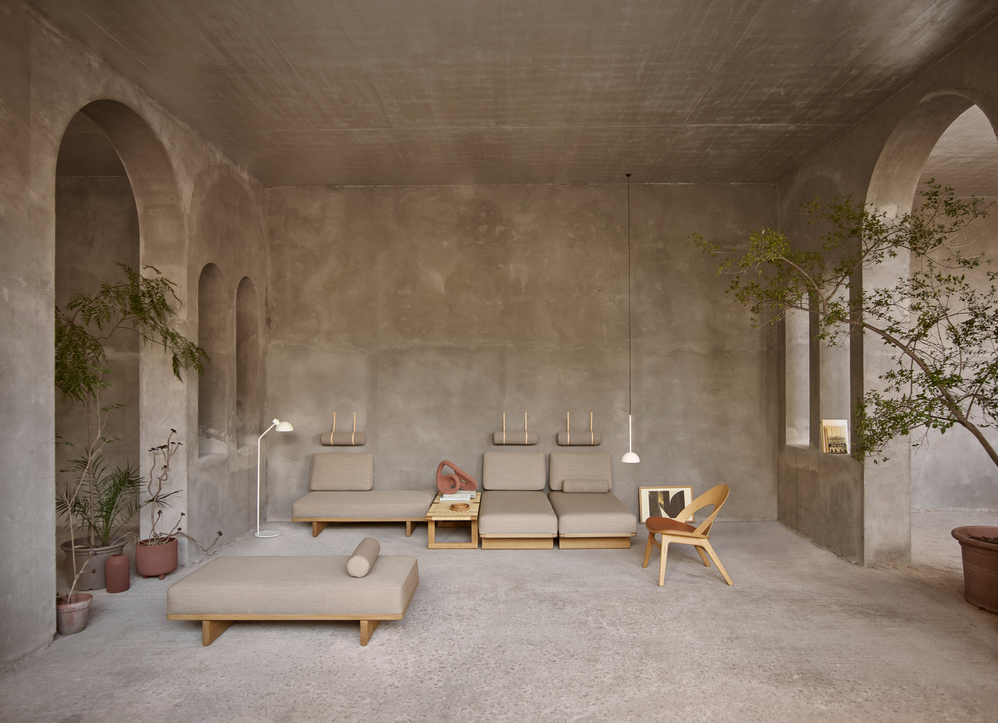 Helles Interieur mit modularem Carl Hansen Daybed BM0865 Tagesbett, Sessel und Beistelltisch aus Holz.