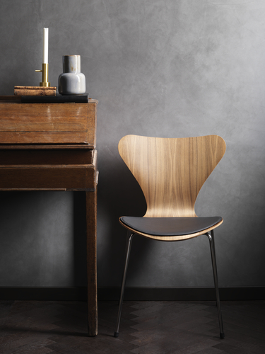 Holzstuhl Siebener mit schwarzem Sitzkissen. Sitzkissen für Fritz Hansen 3107 Stuhl verbessert Sitzkomfort.