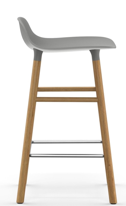 Form Barhocker von Normann Copenhagen, Hocker mit Holzbeinen und grauer Sitzschale, Seitenansicht.