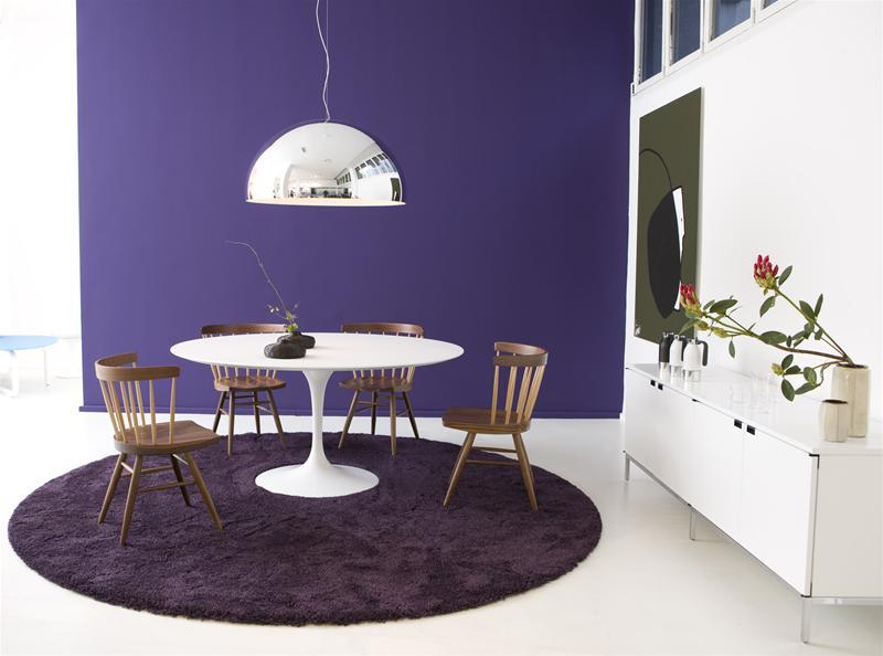 Esszimmer mit rundem Tisch, lila Teppich und vier Straight Stühlen von Knoll International.