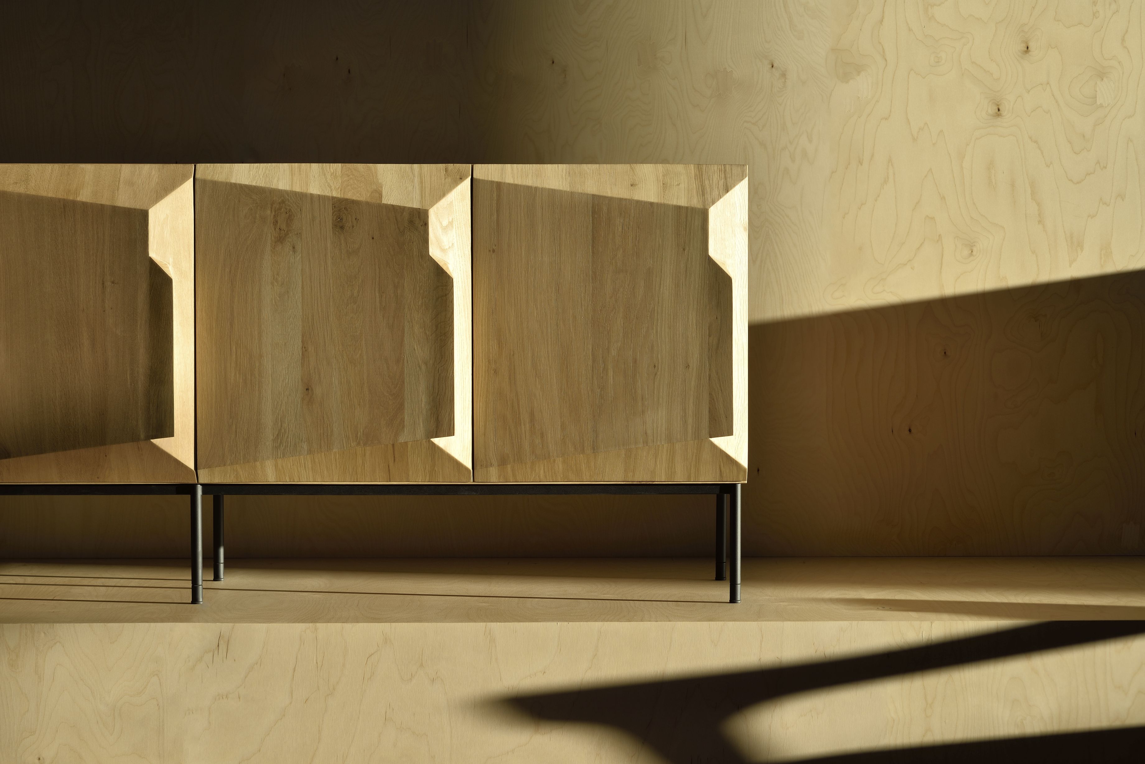 Nahaufnahme der Ethnicraft Stairs Anrichte aus Eiche mit minimalistischem Design und schwarzen Metallbeinen.