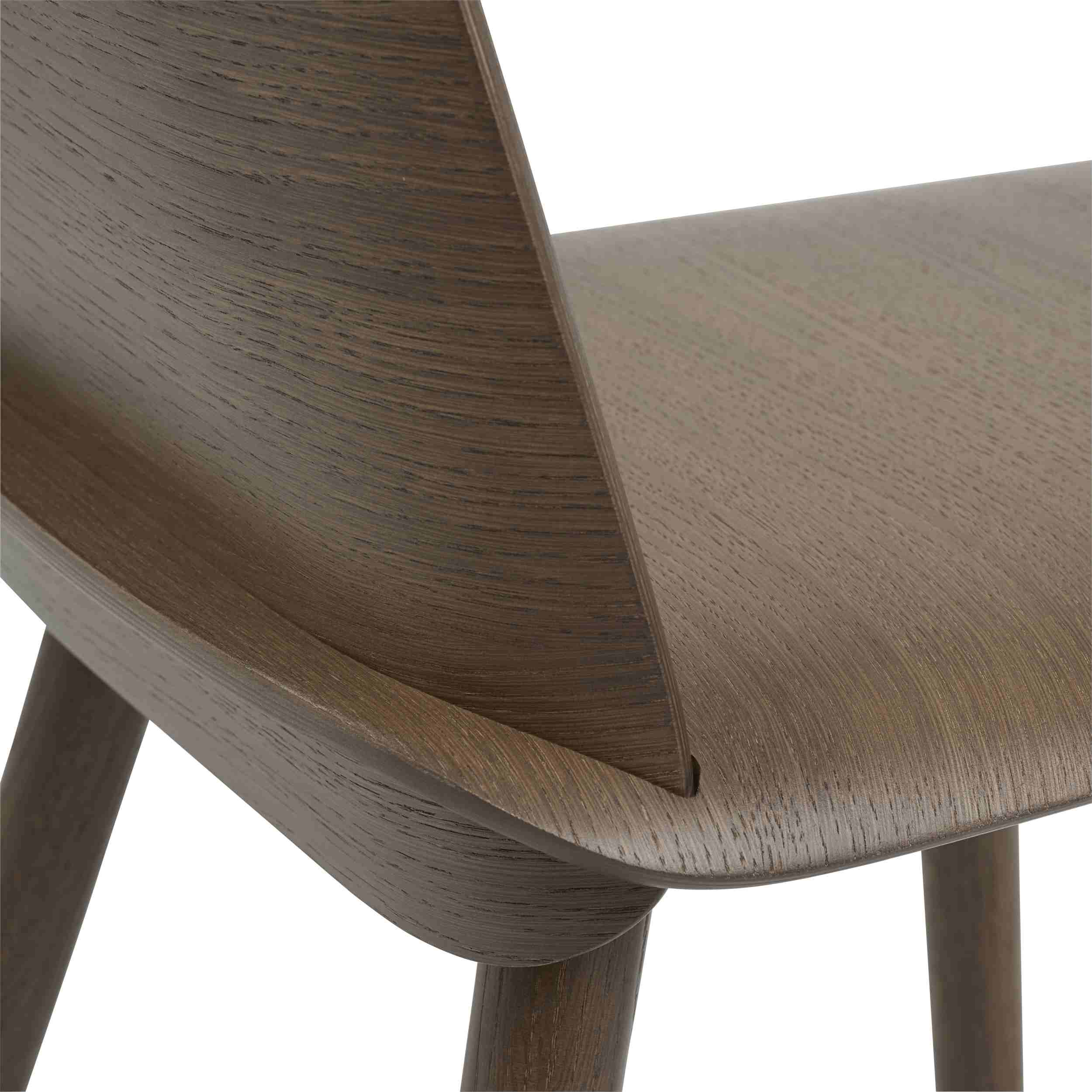 Detailaufnahme des Muuto Nerd Chair Stuhls aus braunem Holz, modernes skandinavisches Design für Esszimmer und Büro.