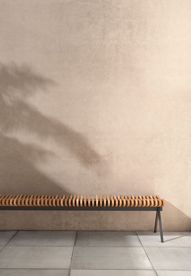 Prelude Bank: Moderne Holzbank mit minimalistischem Design und Schattenwurf an der Wand.