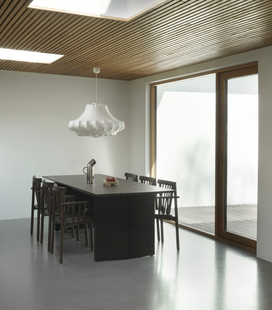 Normann Copenhagen Panel Tisch / Esstisch 250x90 cm mit Stühlen in modernem Esszimmer.