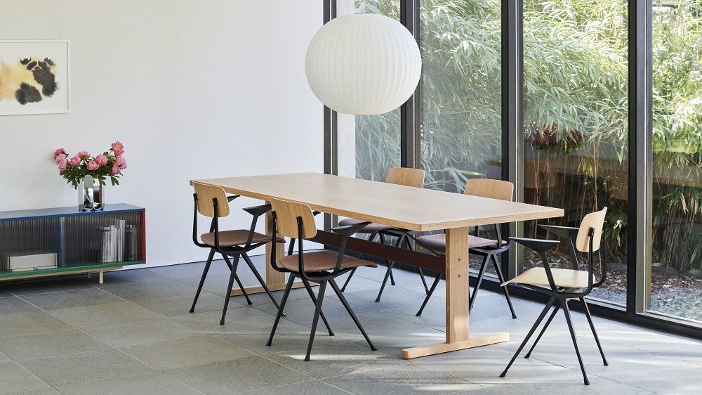 Esszimmer mit Esstisch, Stühlen und Hay Colour Cabinet Sideboard im modernen Interieur.