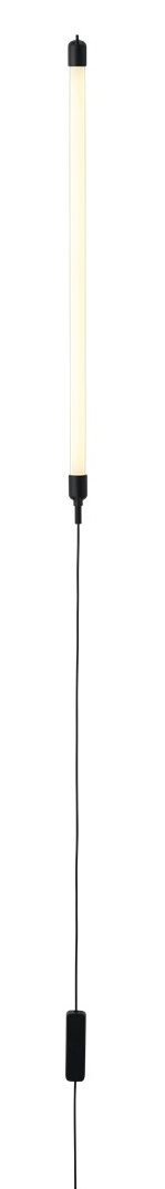 Fine Wall Wandleuchte von Muuto: Schlanke, moderne Wandlampe mit schwarzem Kabel und warmem Licht.