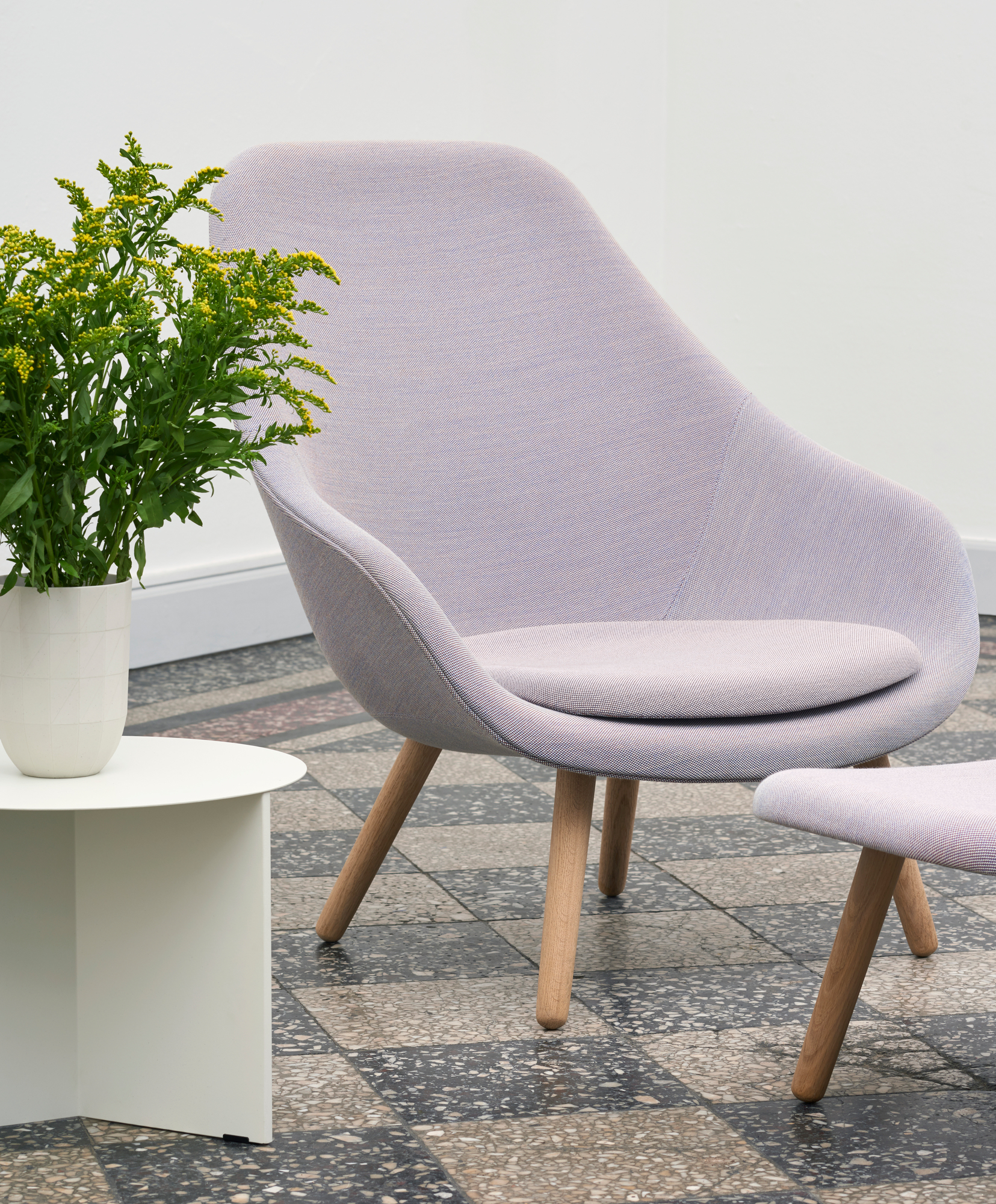 Heller About a Lounge AAL 92 Sessel von Hay mit Fußhocker und Beistelltisch.