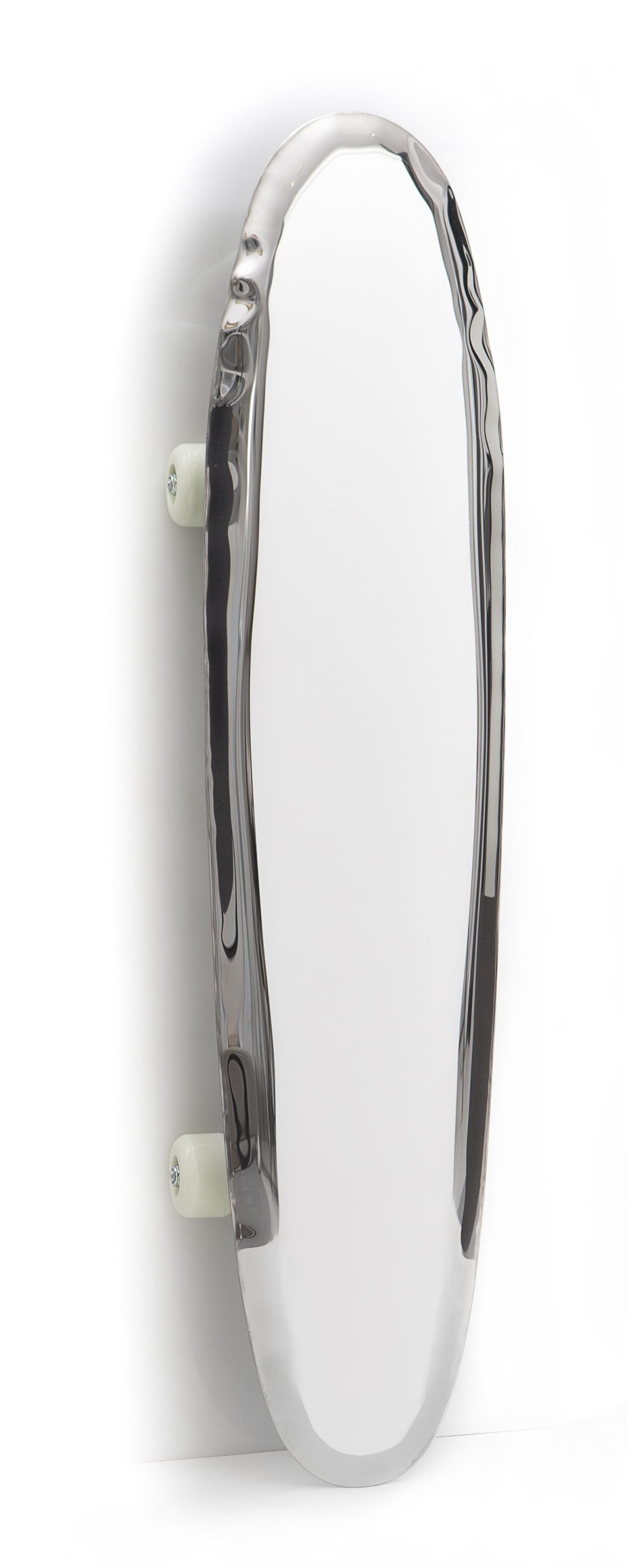 Bolid Spiegel von Zieta, ein moderner Wandspiegel in Skateboard-Form mit glänzender Oberfläche.