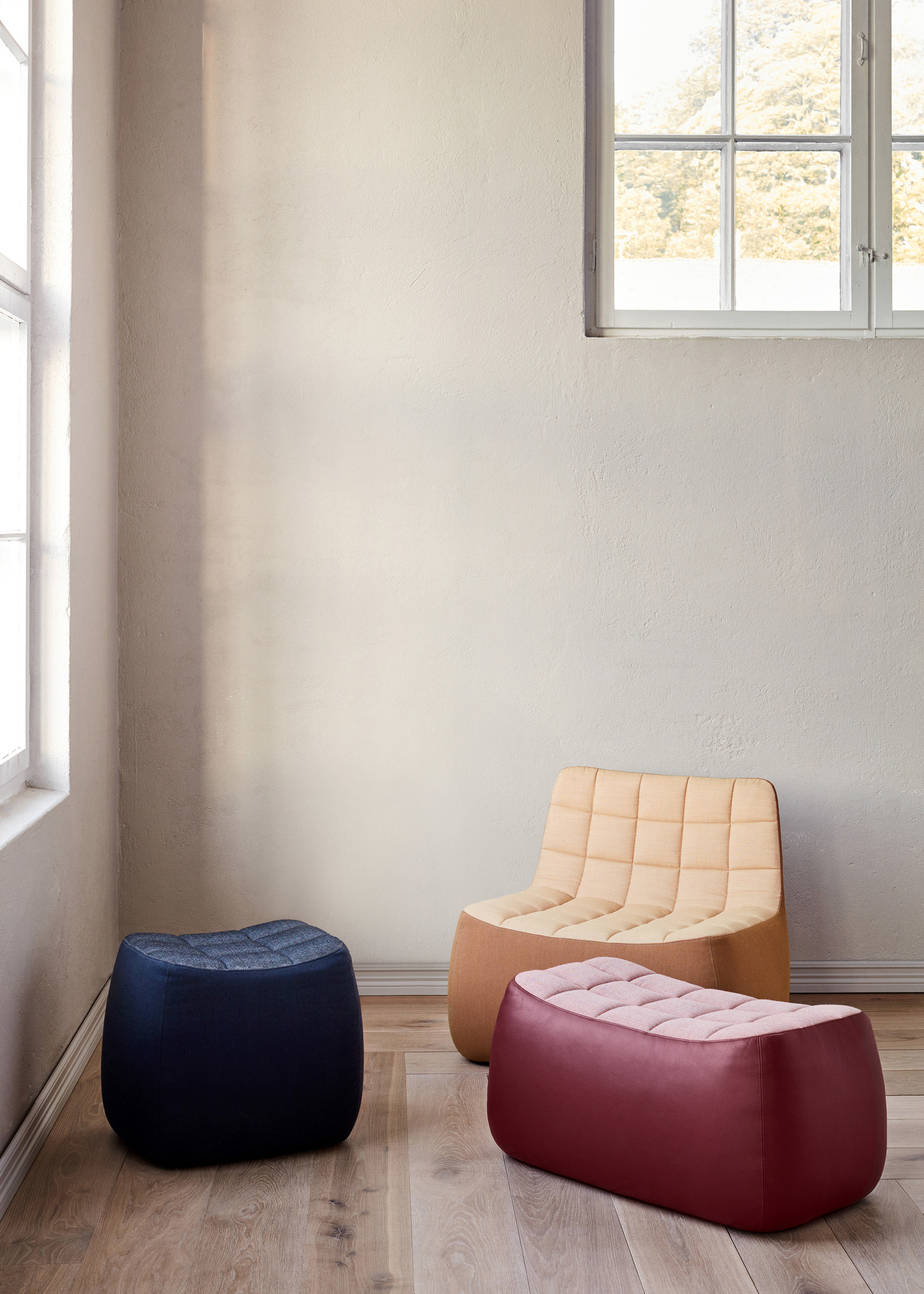 Northern Yam Chair Sessel in Rosa und weitere Sitzmöbel in modernem Wohnraum mit Fenster.